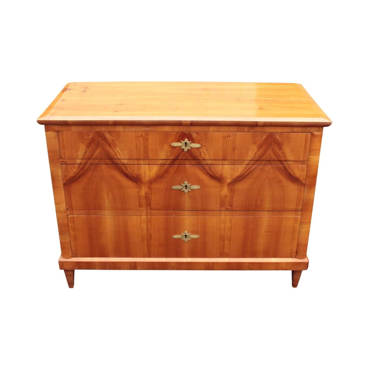 German Biedermeier Period Chest of Drawers In Excellent Condition For Sale In Hudson, NY