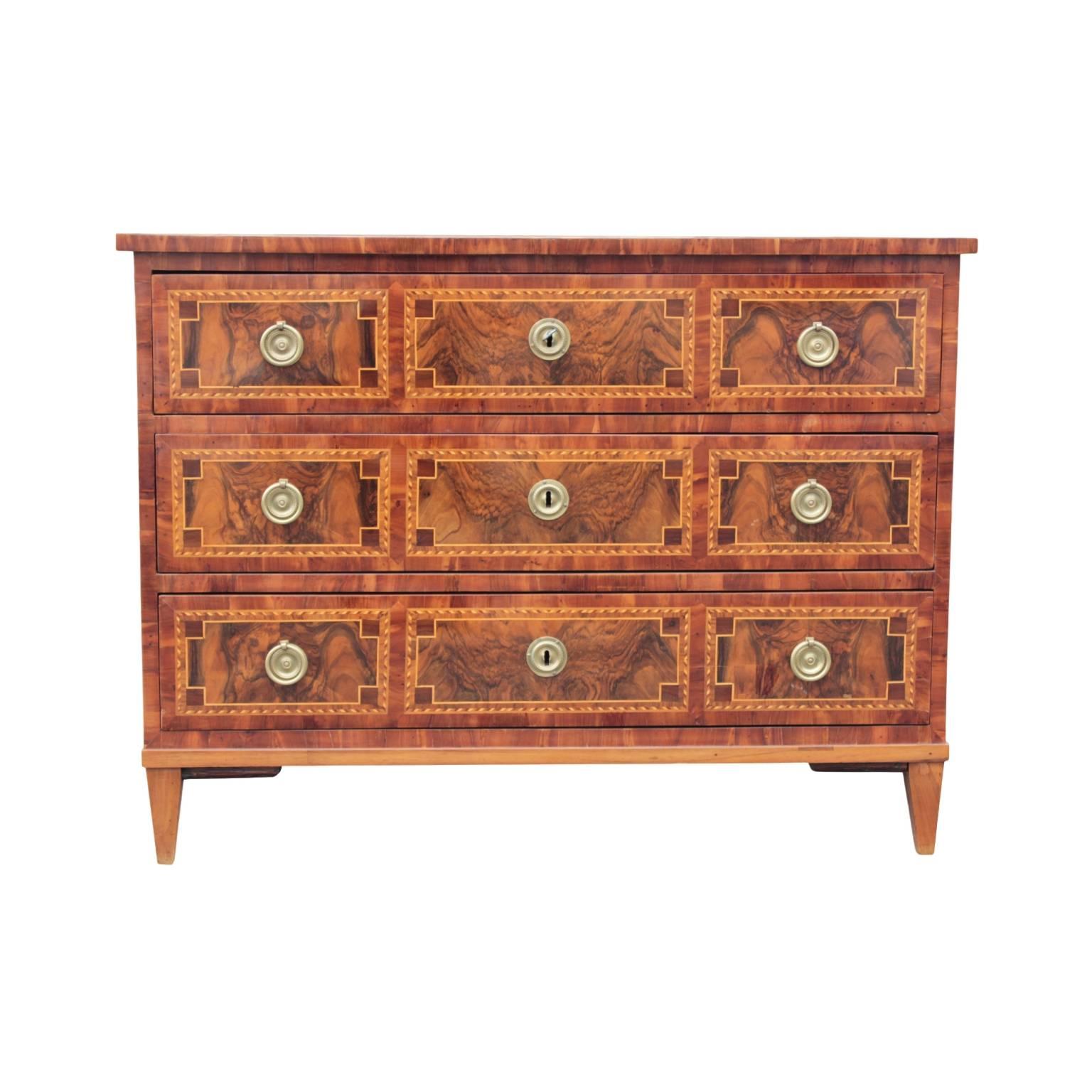 South German or Austrian neoclassical chest of drawers of superior quality from Josephinism period (Louis XVI). Top with magnificent parquetry and inlay banding; corpus with three drawers decorated with banding and fillet inlays, bookmatched;