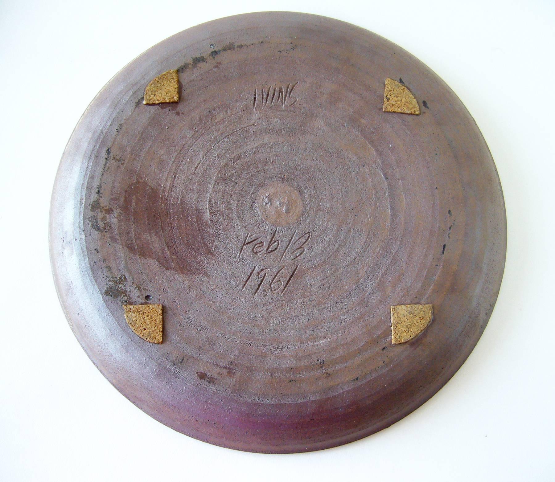 Steingutteller mit Lavakrater-Glasur des kalifornischen Töpfers Anthony Ivins. Der Teller hat einen Durchmesser von 11,5