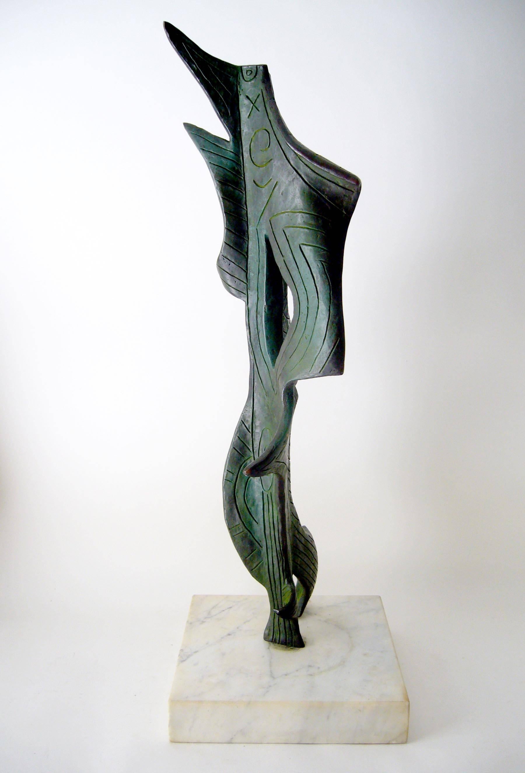 Großformatige Skulptur im Stil des Meisters Joan Miró, die an ein abstraktes Unterwasserlebewesen erinnert.  Die Materialien sind patinierte Bronze auf einem weißen Marmorsockel. Die Skulptur misst 29