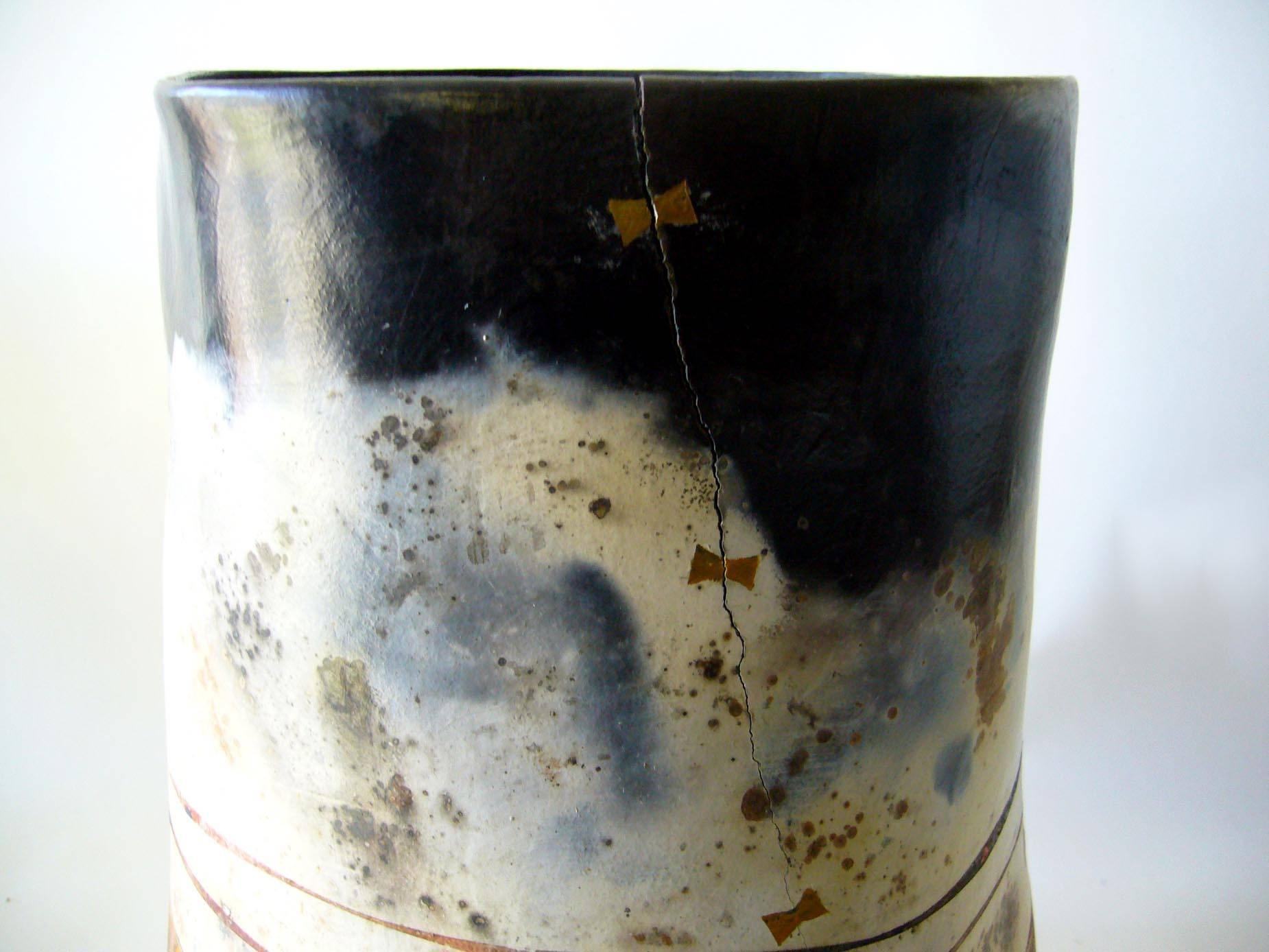 Großes Keramikgefäß mit Schmetterlingsakzenten von Bennett Bean aus Keramik (Moderne der Mitte des Jahrhunderts) im Angebot
