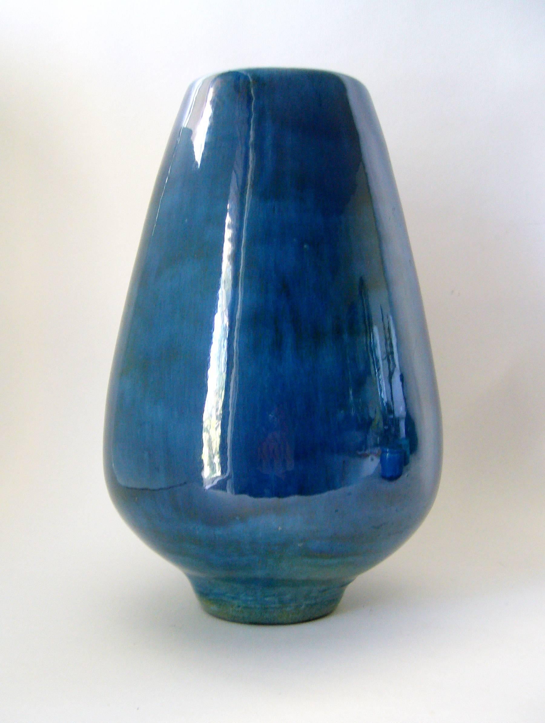 Large, bell shaped, high gloss vase created by Polia and William Pillin of Los Angeles, California. Vase measures 11.5" in height and 7" at its widest measurement. signed W + P Pillin and in very good vintage condition.