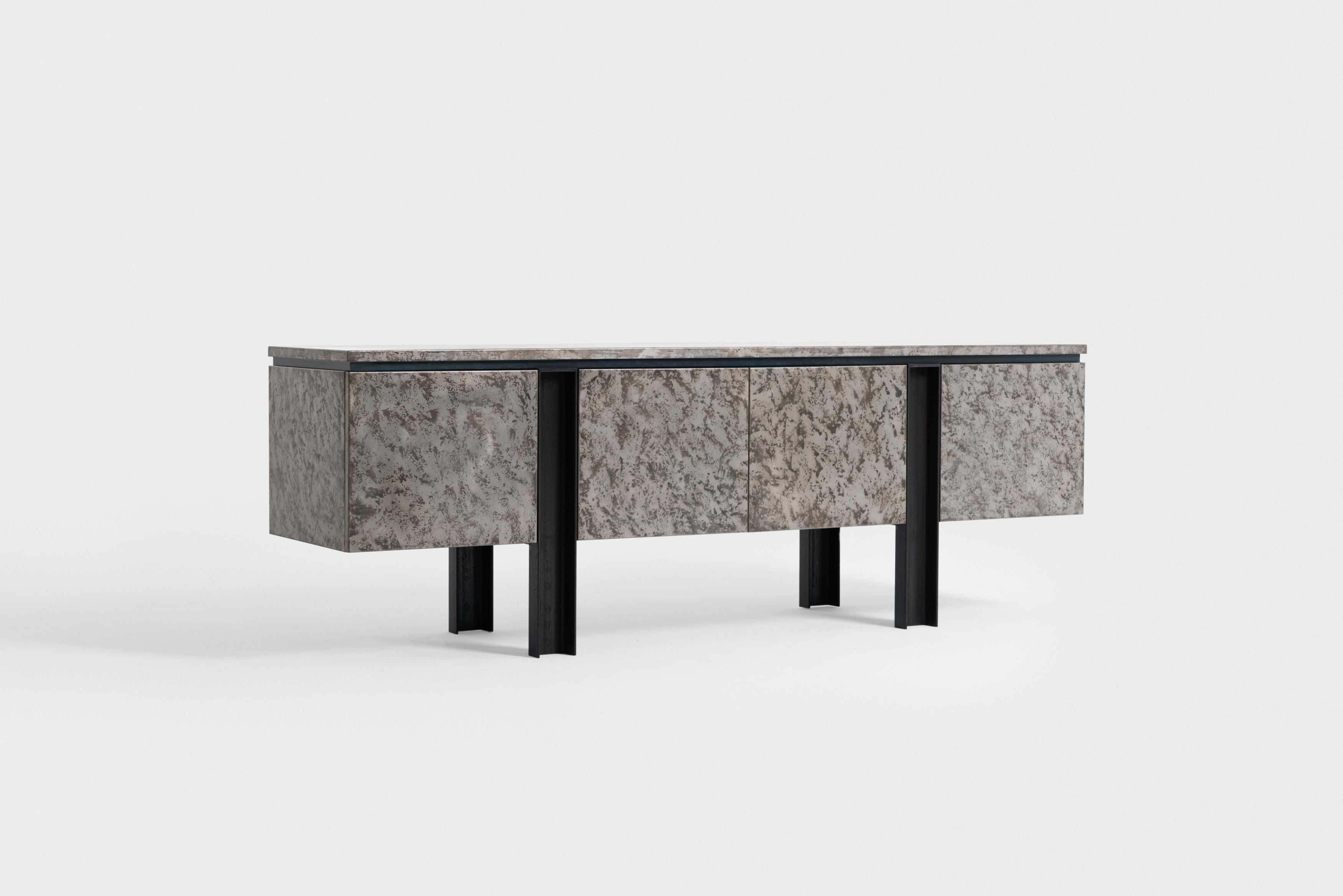 Placcato Credenza Gemona in ferro brunito e acciaio inossidabile di A. del Vecchio in vendita