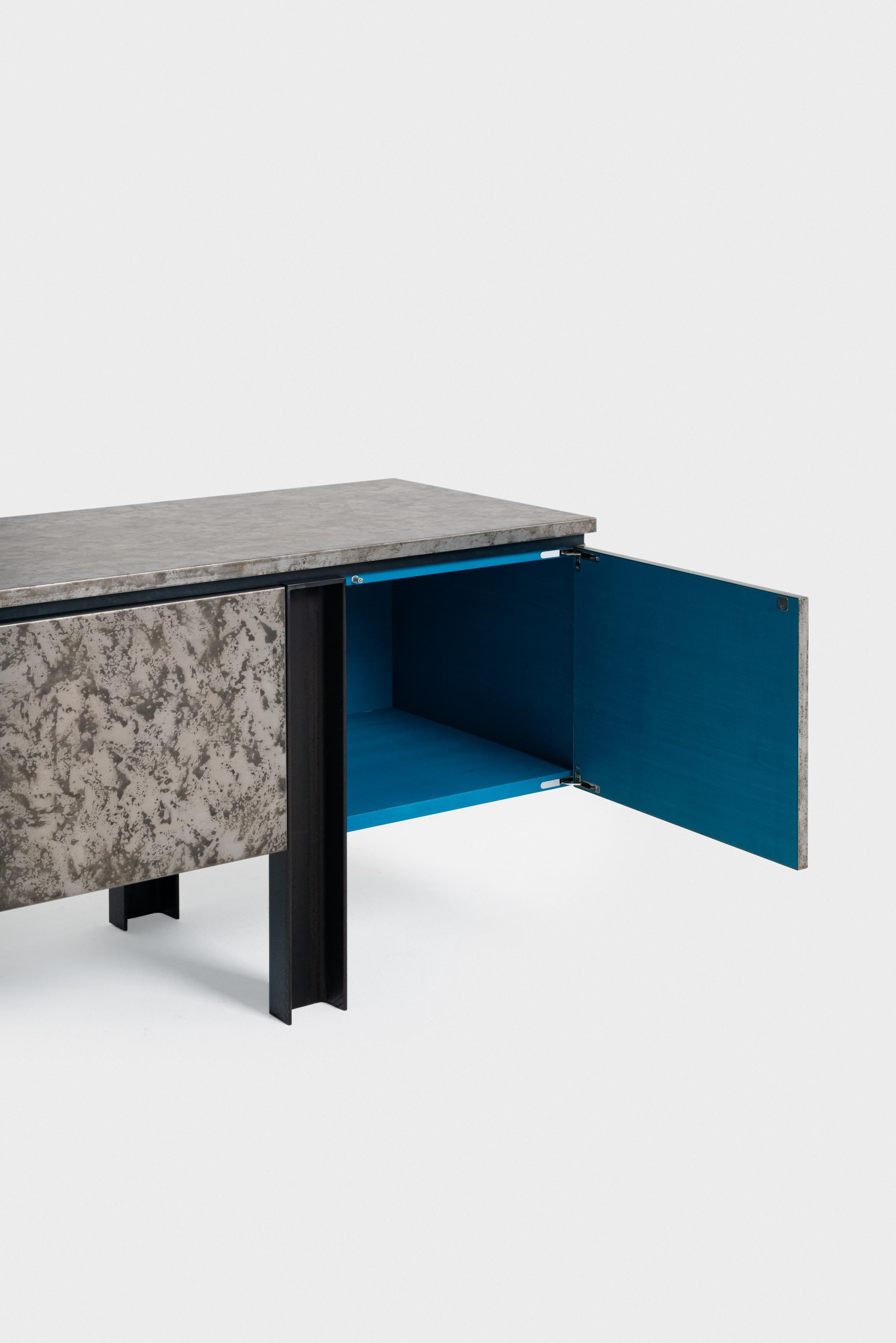 Credenza Gemona in ferro brunito e acciaio inossidabile di A. del Vecchio In condizioni ottime in vendita a Milano, Lombardia