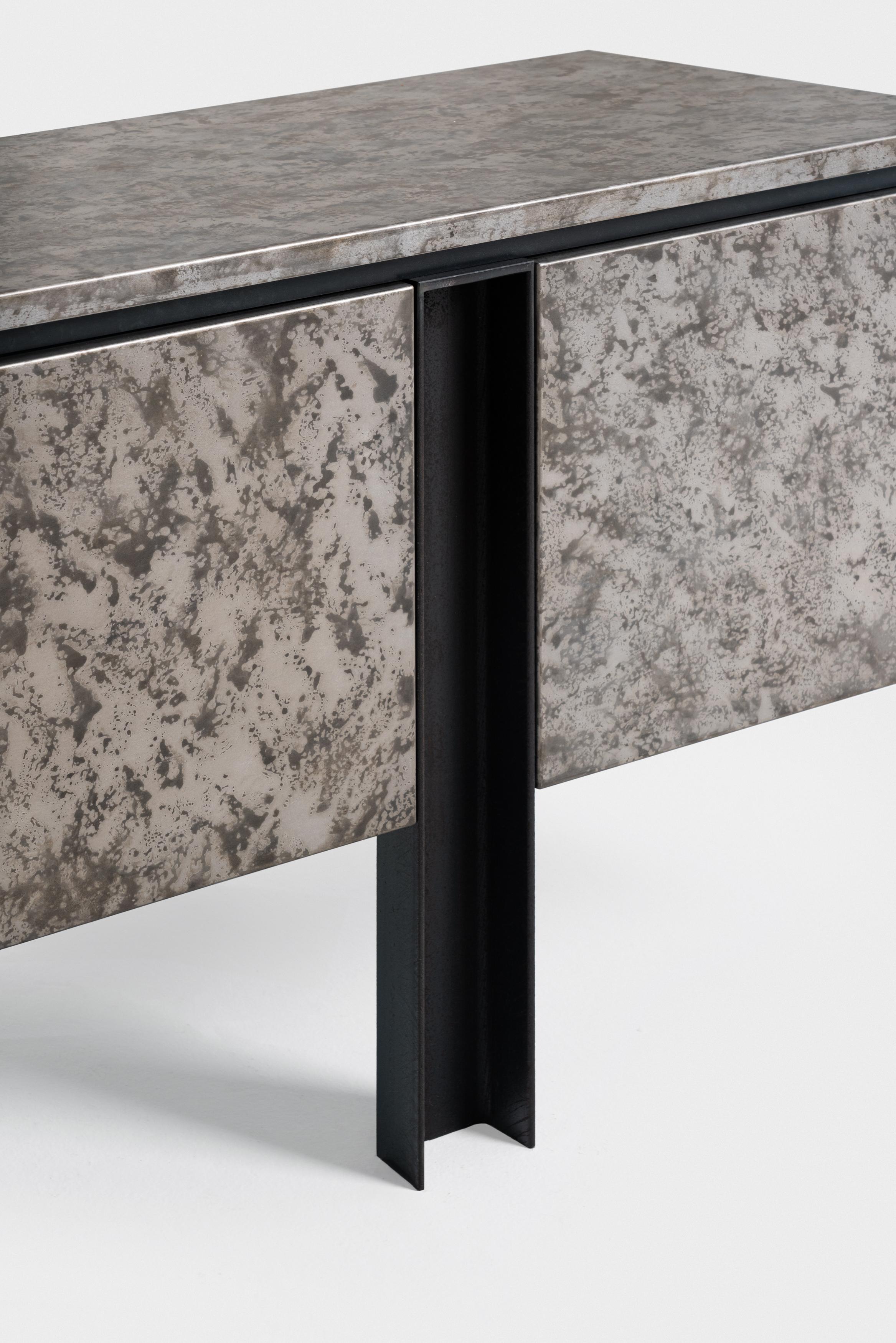 La struttura della credenza GEMONA è realizzata in proli di metallo in stile industriale. Il
I pannelli superiori, laterali e frontali sono realizzati in acciaio inossidabile trattato e gli interni
è rifinito con il Wood. Il motivo mutevole è