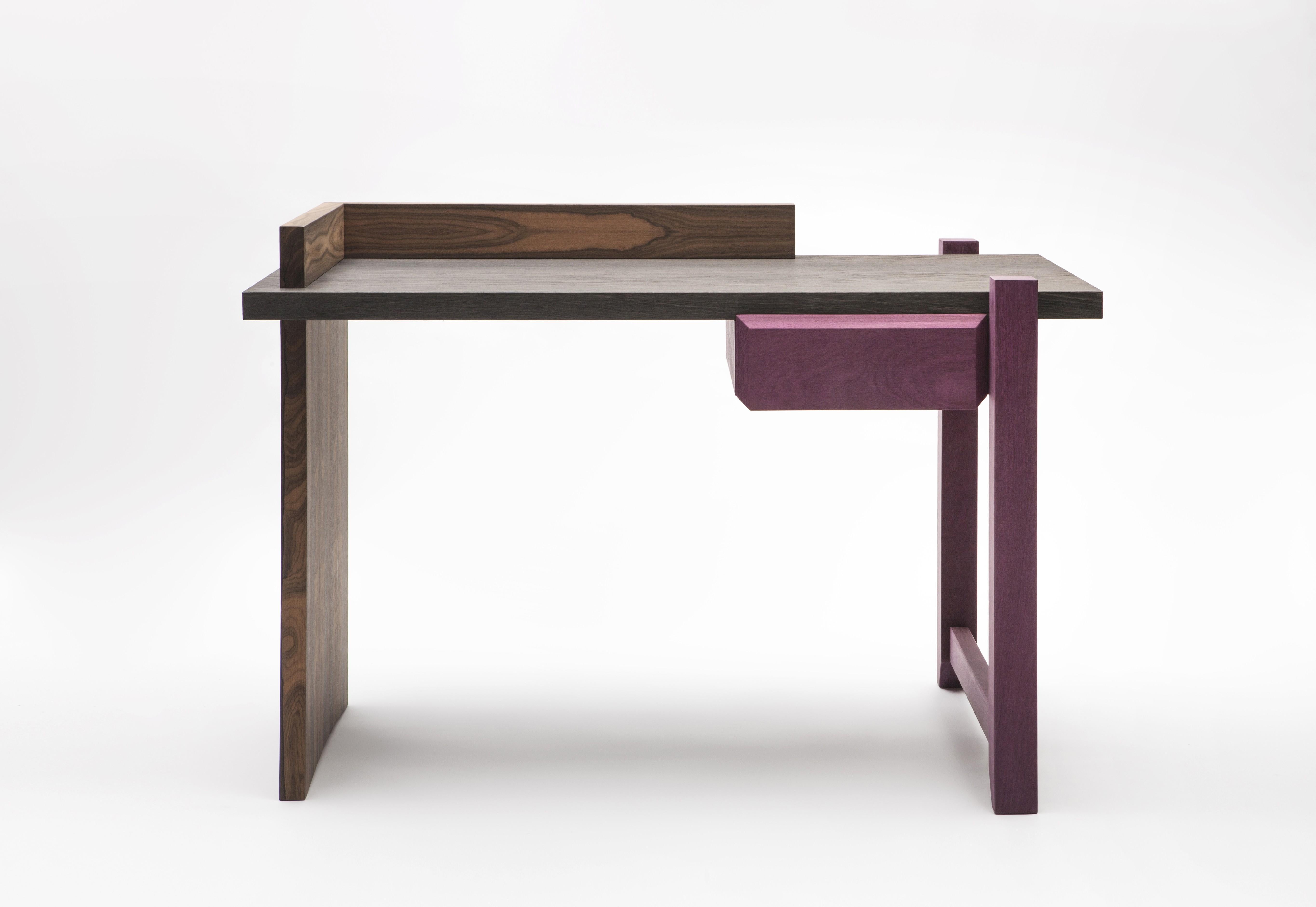 A small desk with simple shapes that acquires sophistication through the
different types of natural wood.

Antonio interprets “una stanza” through his particular vision, creating “pieces
of his own life”.
— Studio Delvis

Scrittoio was part of Una