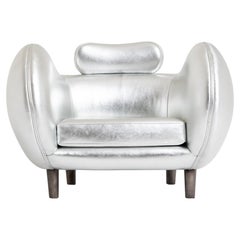 Fauteuil Godia en cuir argenté et style Boteriano par Gianluca Cozzarolo