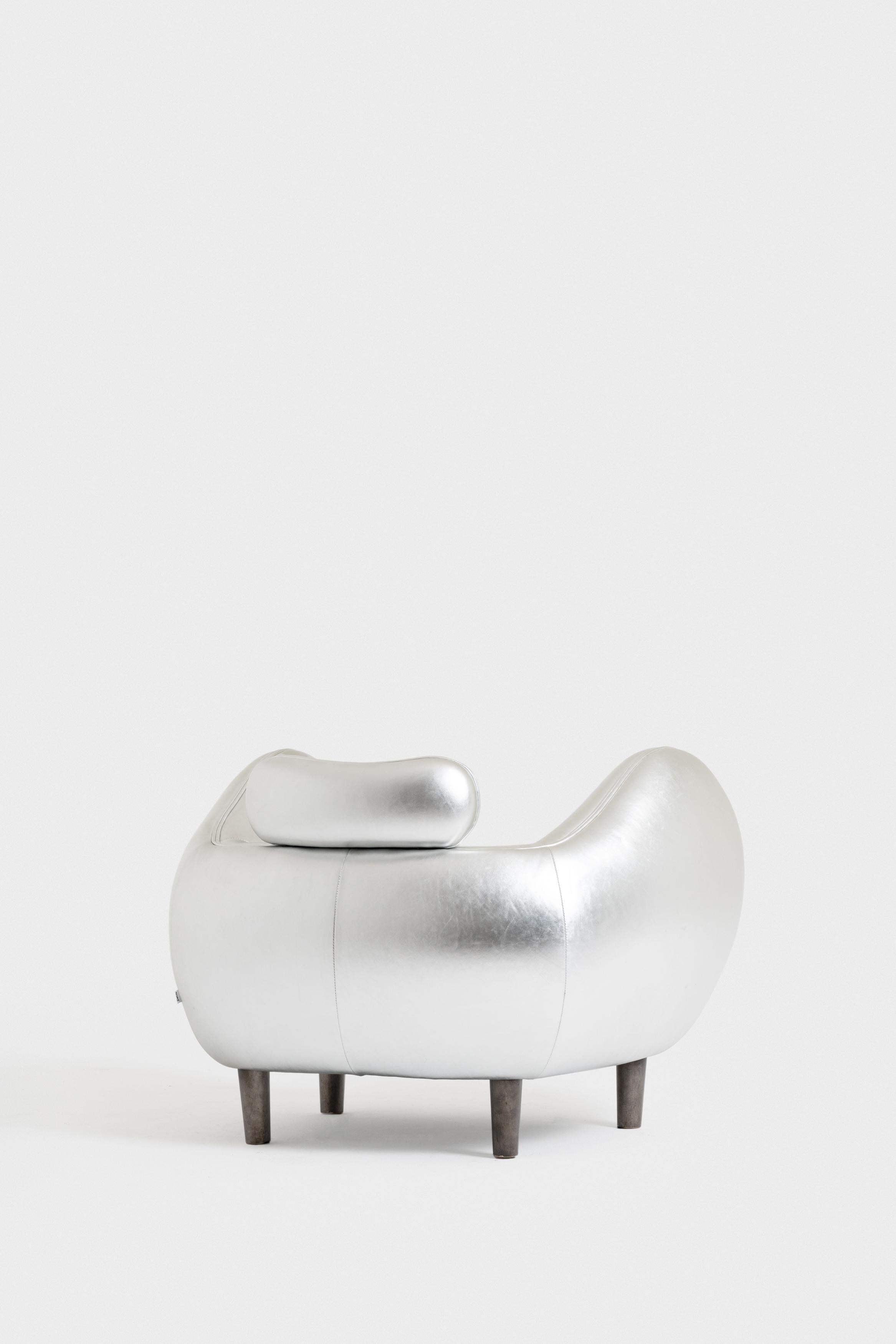 XXIe siècle et contemporain Fauteuil Godia en cuir argenté et style Boteriano par Gianluca Cozzarolo en vente