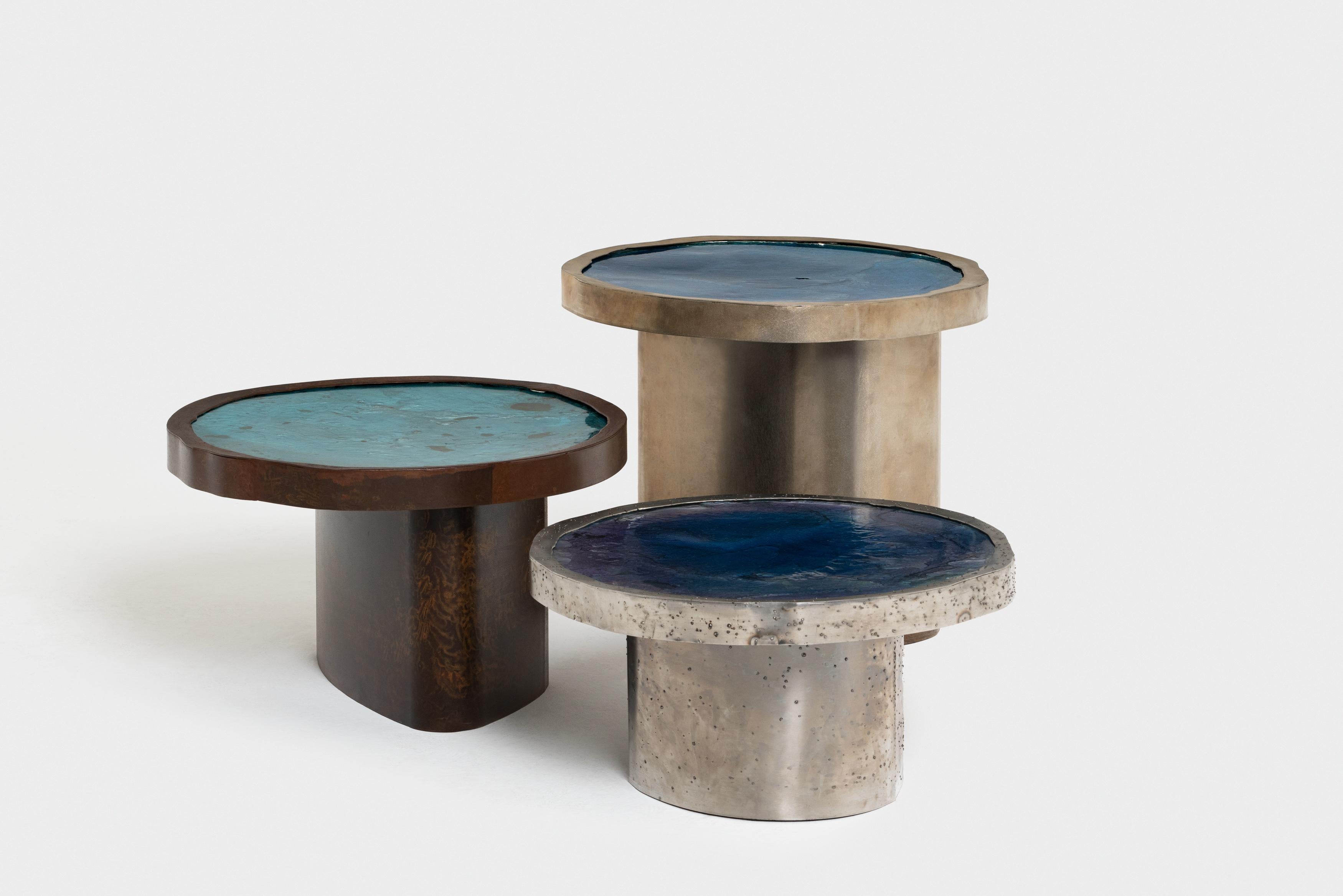 italien Table basse Sisine en résine bleue et acier corten par Andrea e Vittorio Bruno en vente