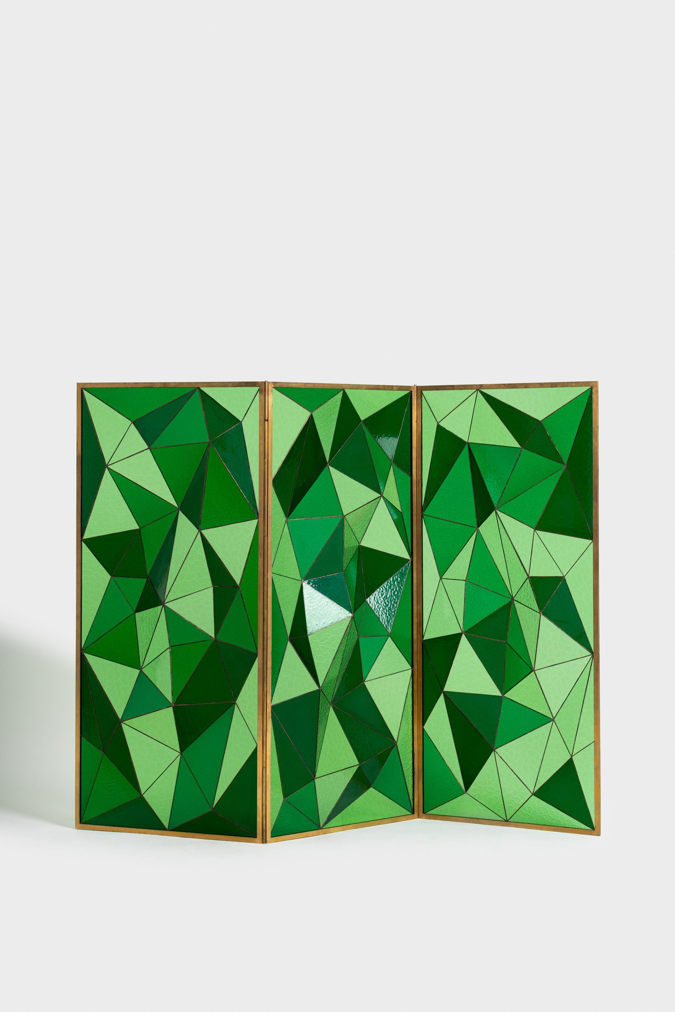 La pièce qui en résulte est un objet sculptural composé de panneaux triangulaires de verre.
verre coloré disposé en dégradé qui passe du vert émeraude brillant à la couleur de l'eau, en passant par la couleur de l'eau.
à la sauge pâle, chaque vitre