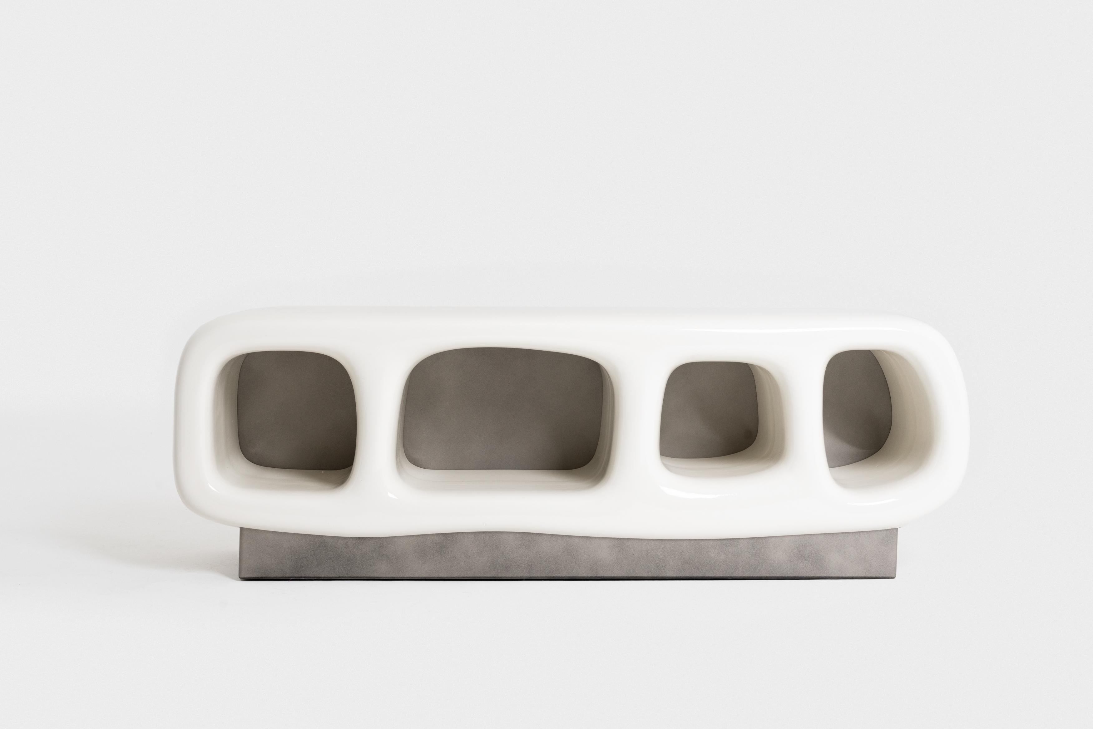 Betty Rubble fonde sostanze contemporanee come il poliuretano e il metallo.
con rivestimento in ceramica lucida, elevando un design arcaico a un'opera d'arte sofisticata e raffinata.

La credenza fa parte di Paleolite, una collezione sperimentale di