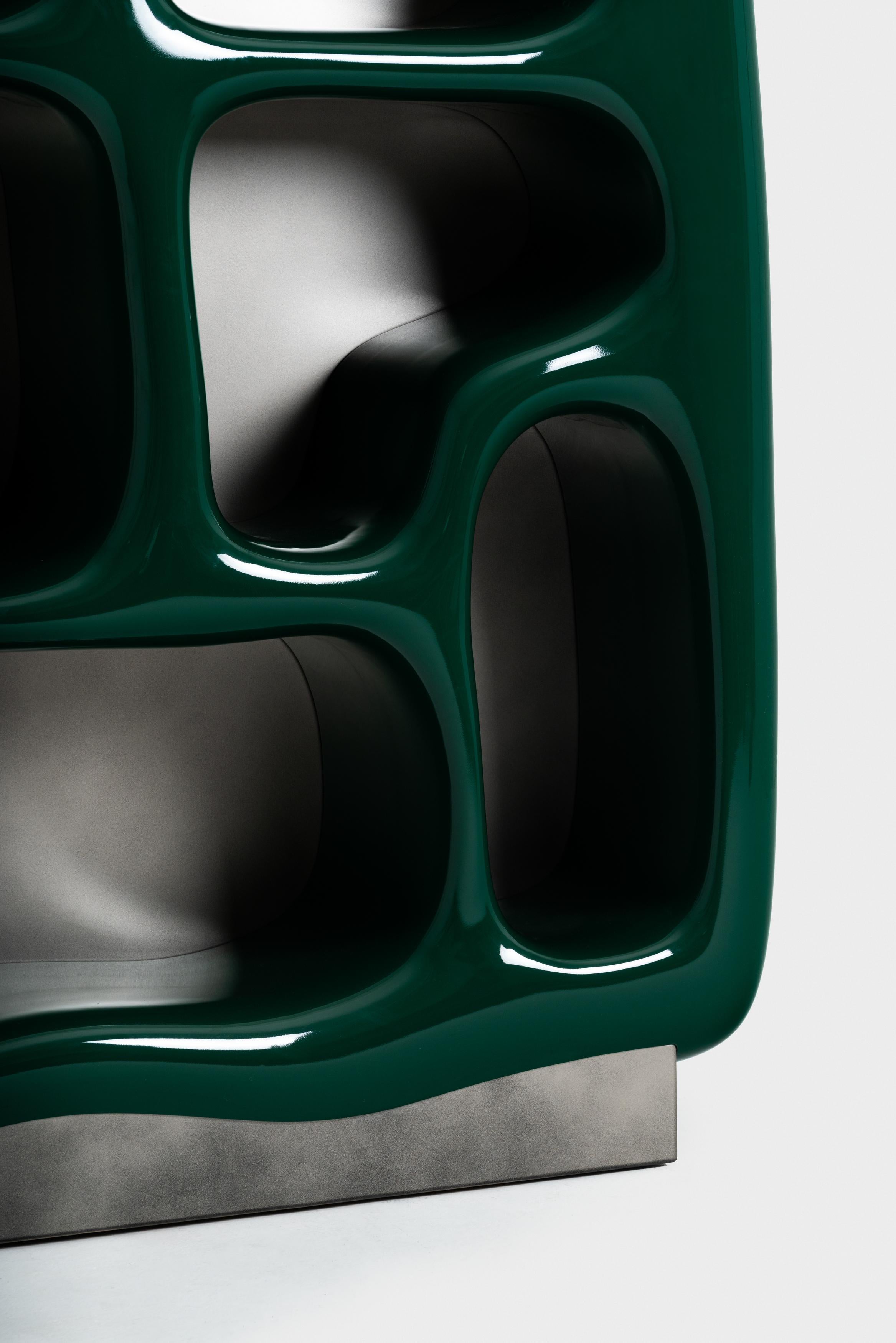 Ces pièces uniques combinent des matériaux modernes tels que le polyuréthane et le...
métal avec des revêtements en céramique polie pour transformer un design primitif en une
œuvre d'art brillante et élégante.

Fred & Barney fait partie de