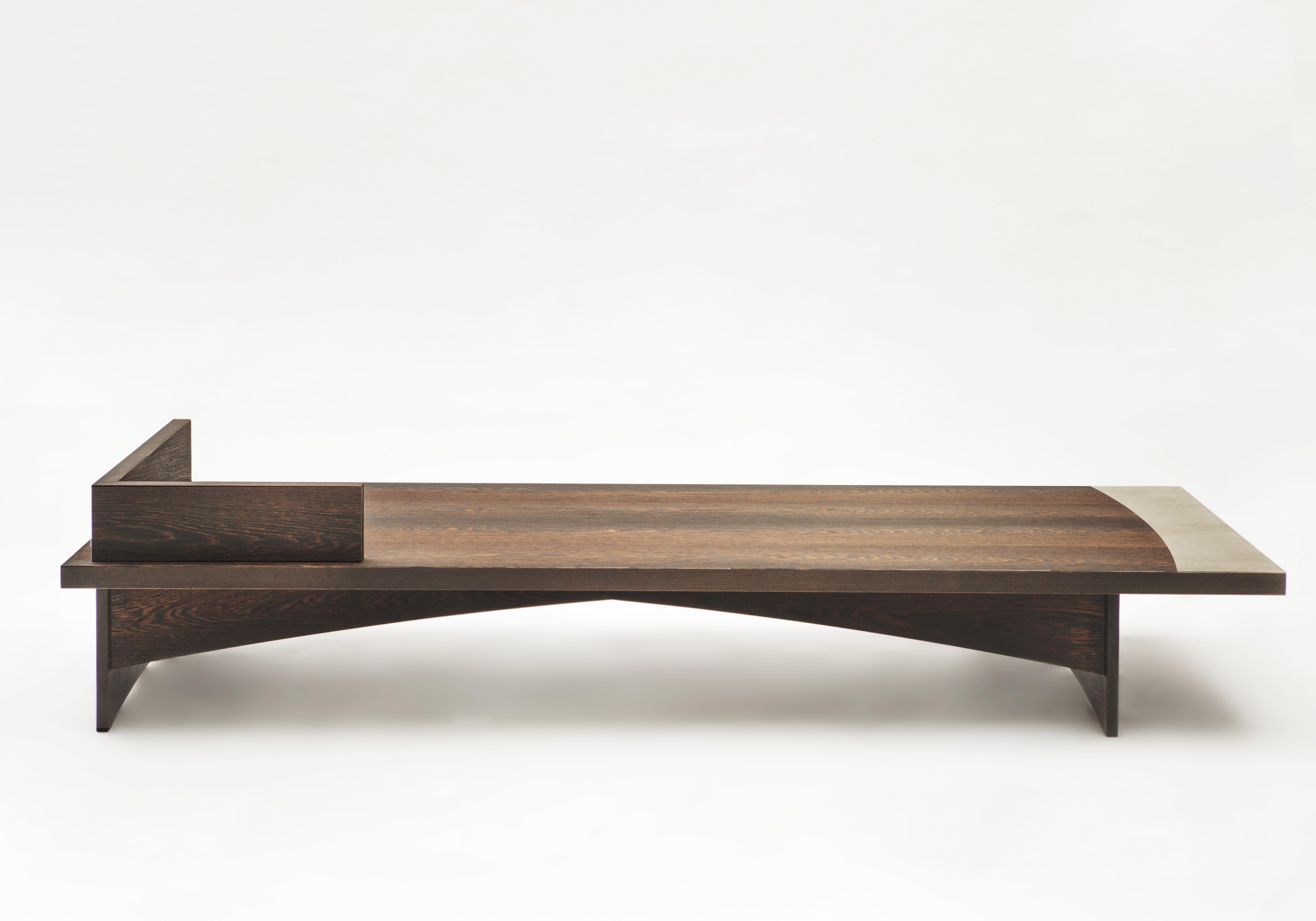 Une Branda (terme typiquement italien décrivant un lit simple et essentiel) est un lit simple.
meuble sophistiqué, unique grâce à ses détails, ses formes géométriques et ses couleurs.
formes, et a acquis des A.Profiles en bois wengé avec un insert