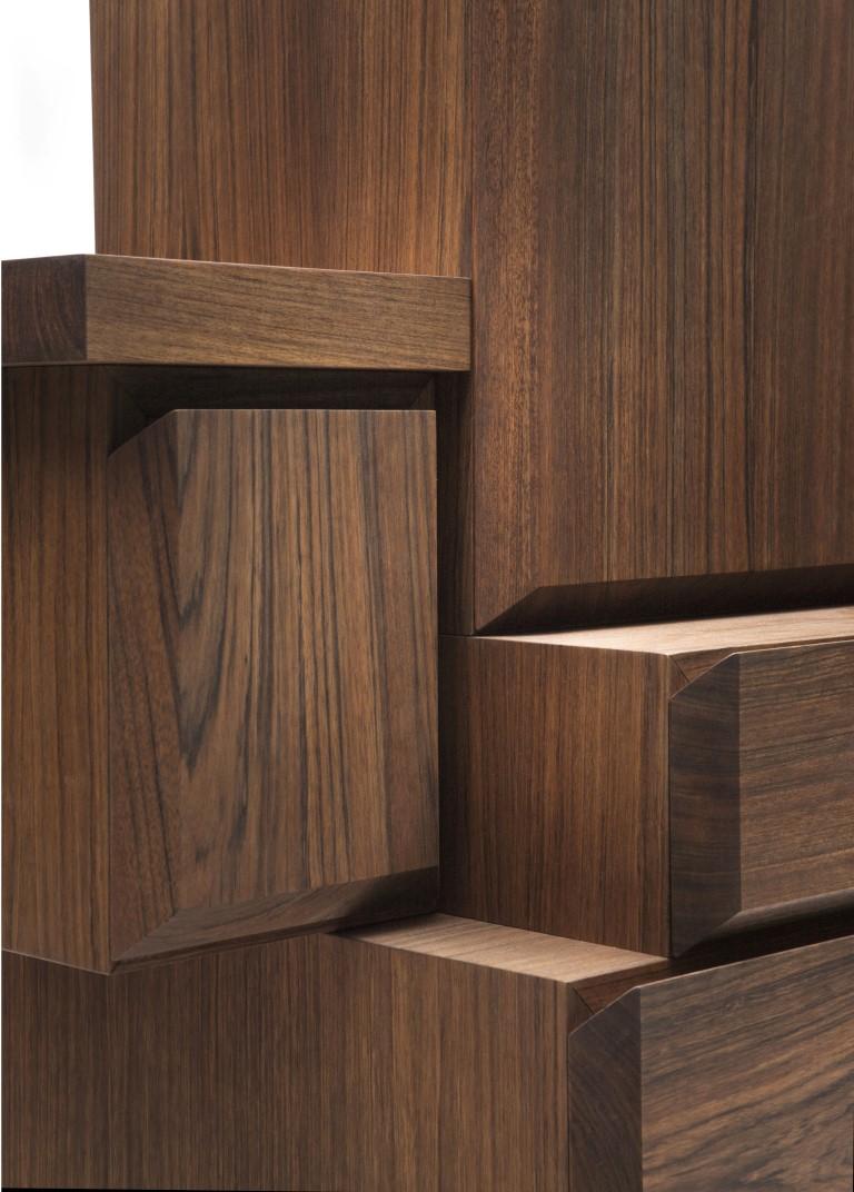 Made of Daniela walnut, the Credenza’s base is composed of six drawers. At the same time, the upper portion— a precious home for dishes, glasses, ceramics and all the items that are part of our meal — is defined by an asymmetrical cabinet with two