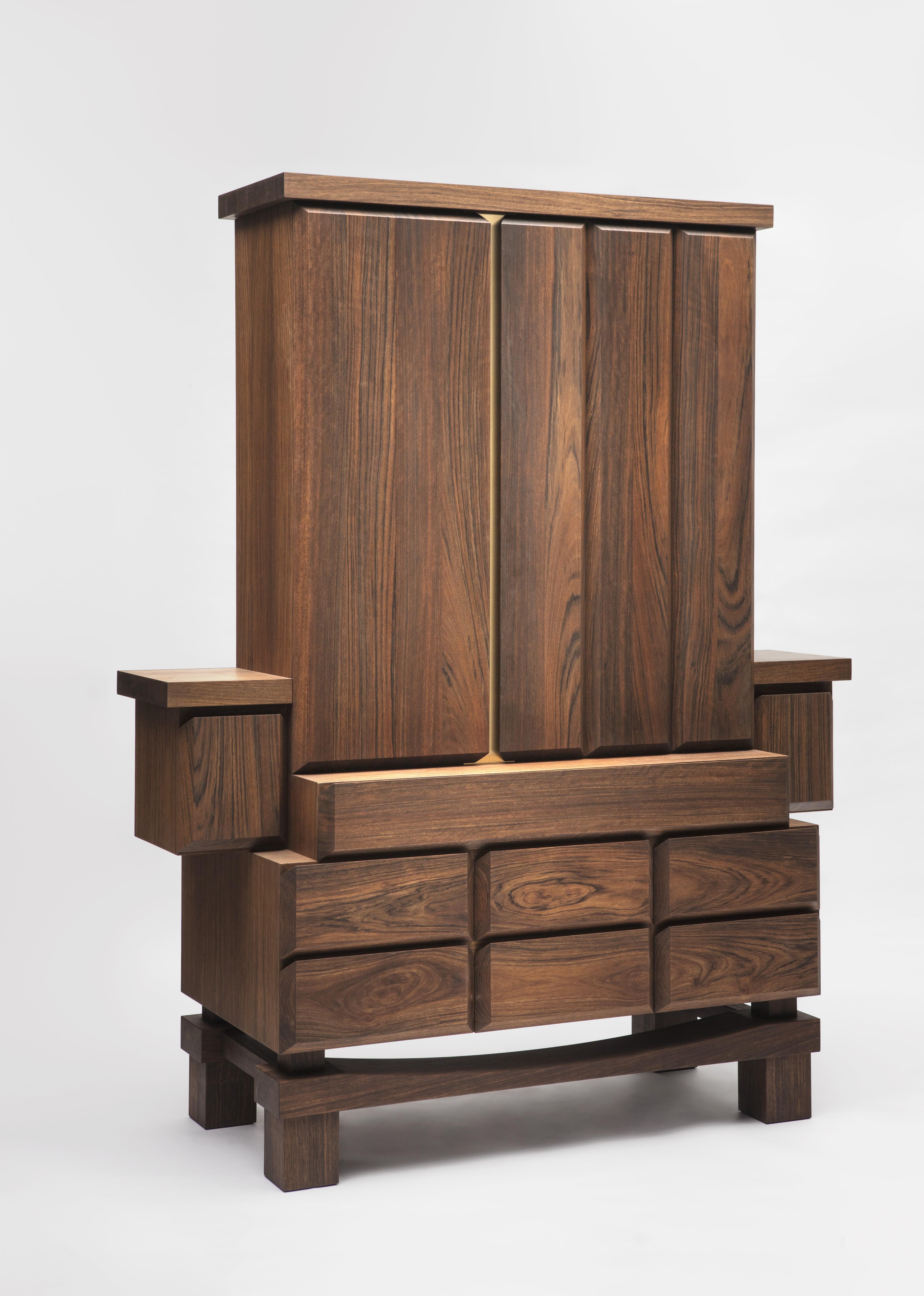Credenza cupboard in Daniela walnut with brass inserts by Antonio Aricò In Excellent Condition For Sale In Milano, Lombardia