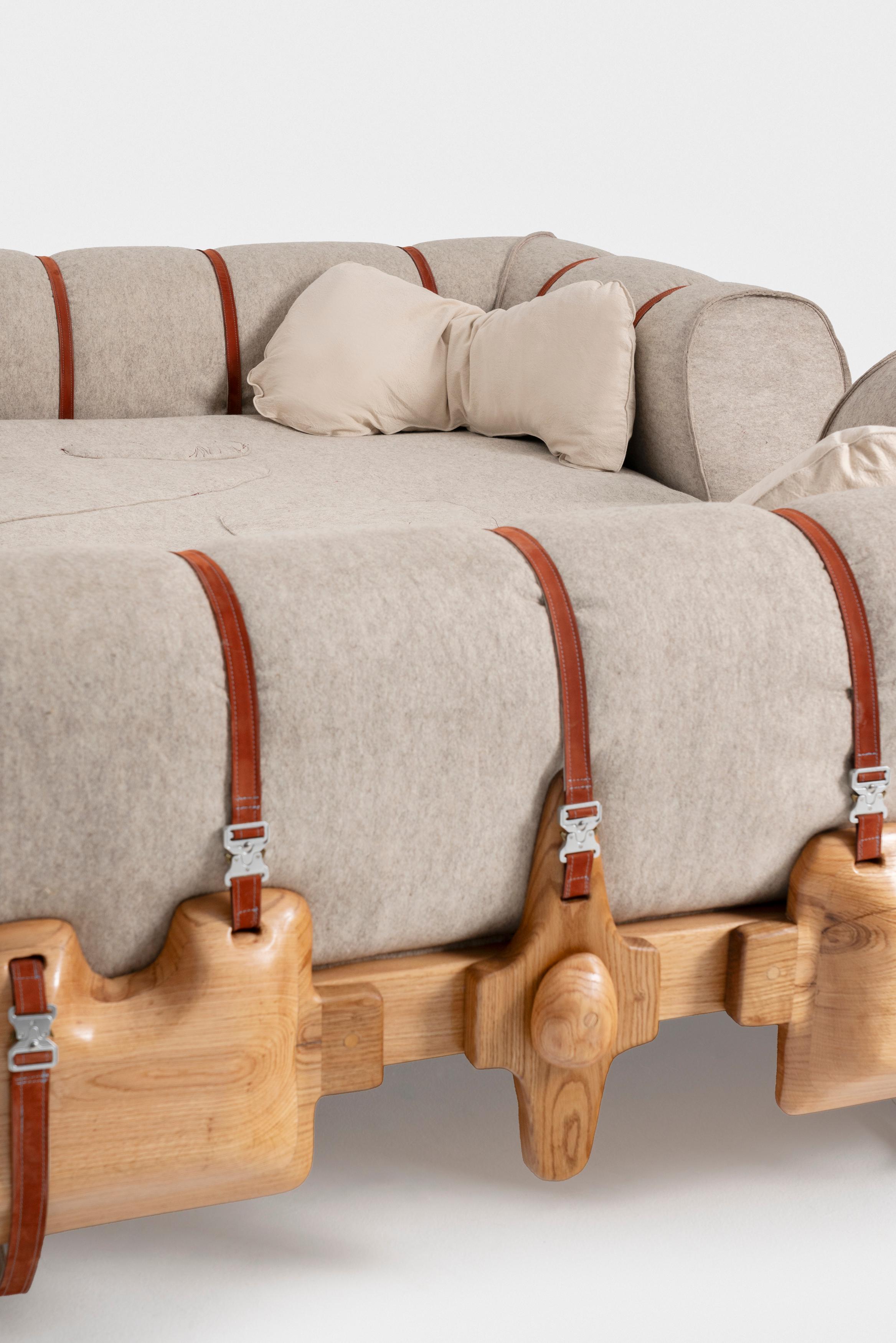 Belge Lit de banquet Somnia en chêne sculpté avec des détails en acier et en cuir par Espace Aygo en vente