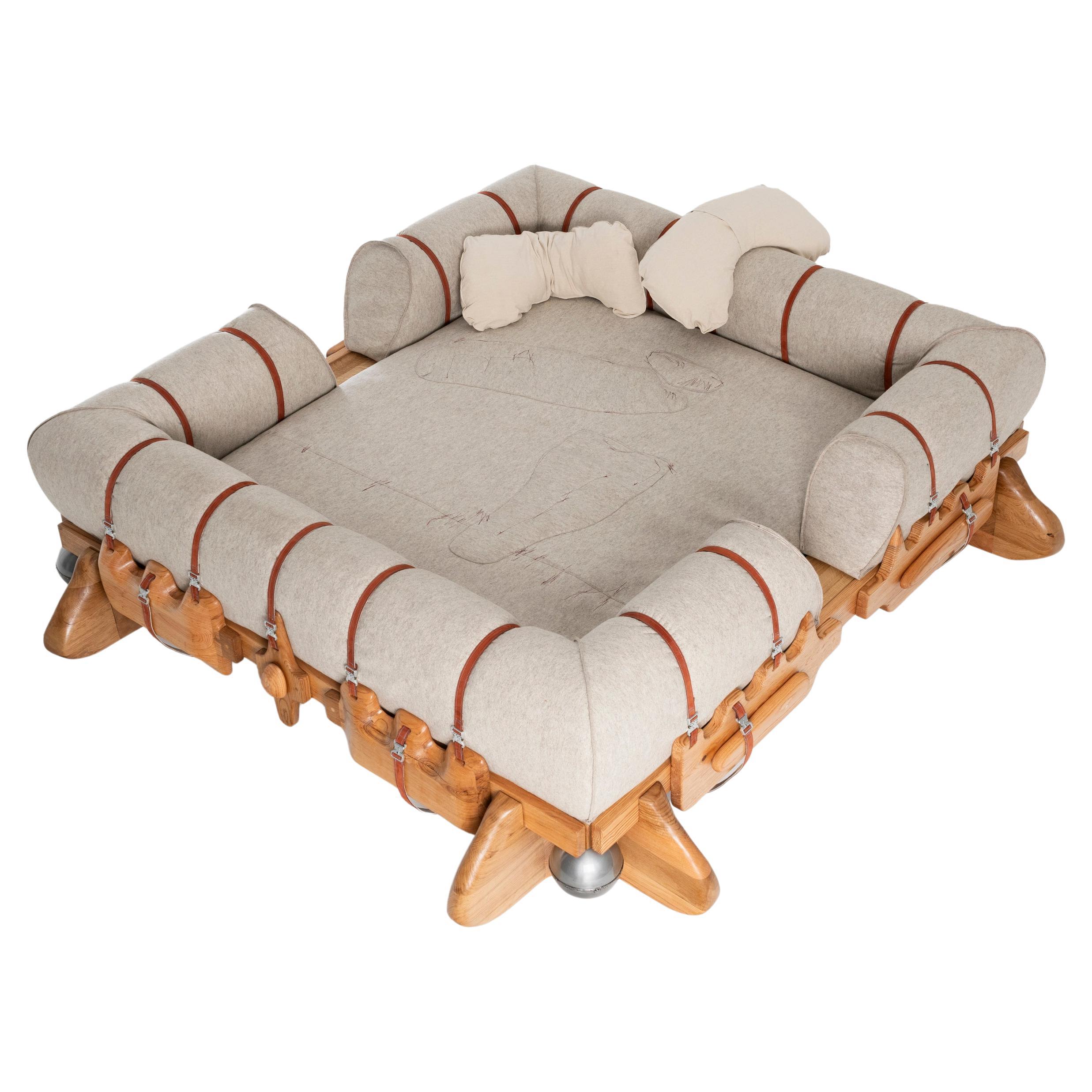 Lit de banquet Somnia en chêne sculpté avec des détails en acier et en cuir par Espace Aygo en vente