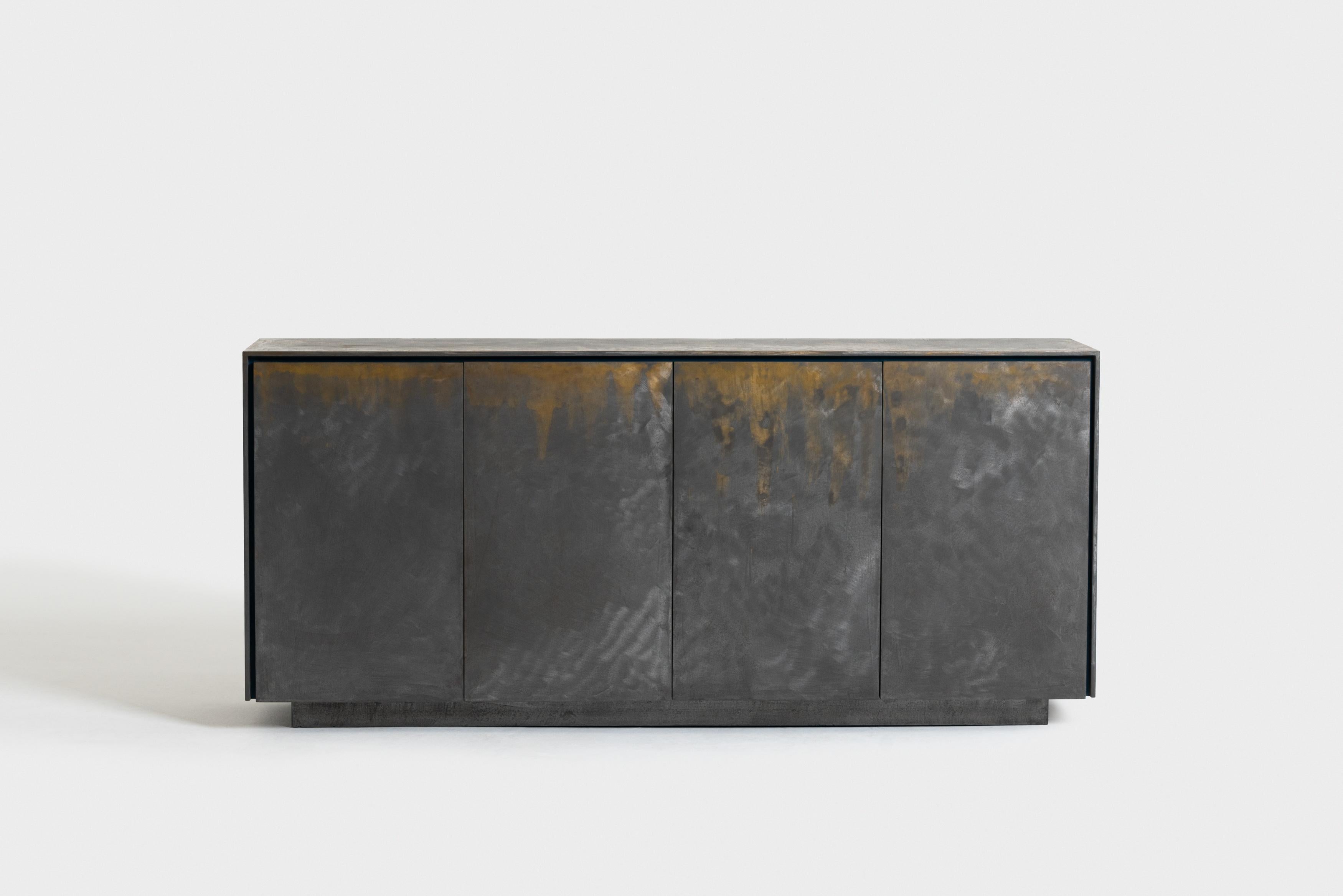 Inspiré par les mystères du cosmos, le design époustouflant de Rhea est une fusion d'esthétique primitive et moderne.

Grâce à une technique exclusive de mélange d'acier et de laiton solides, la couleur du métal semble émaner d'une gravure, avec une