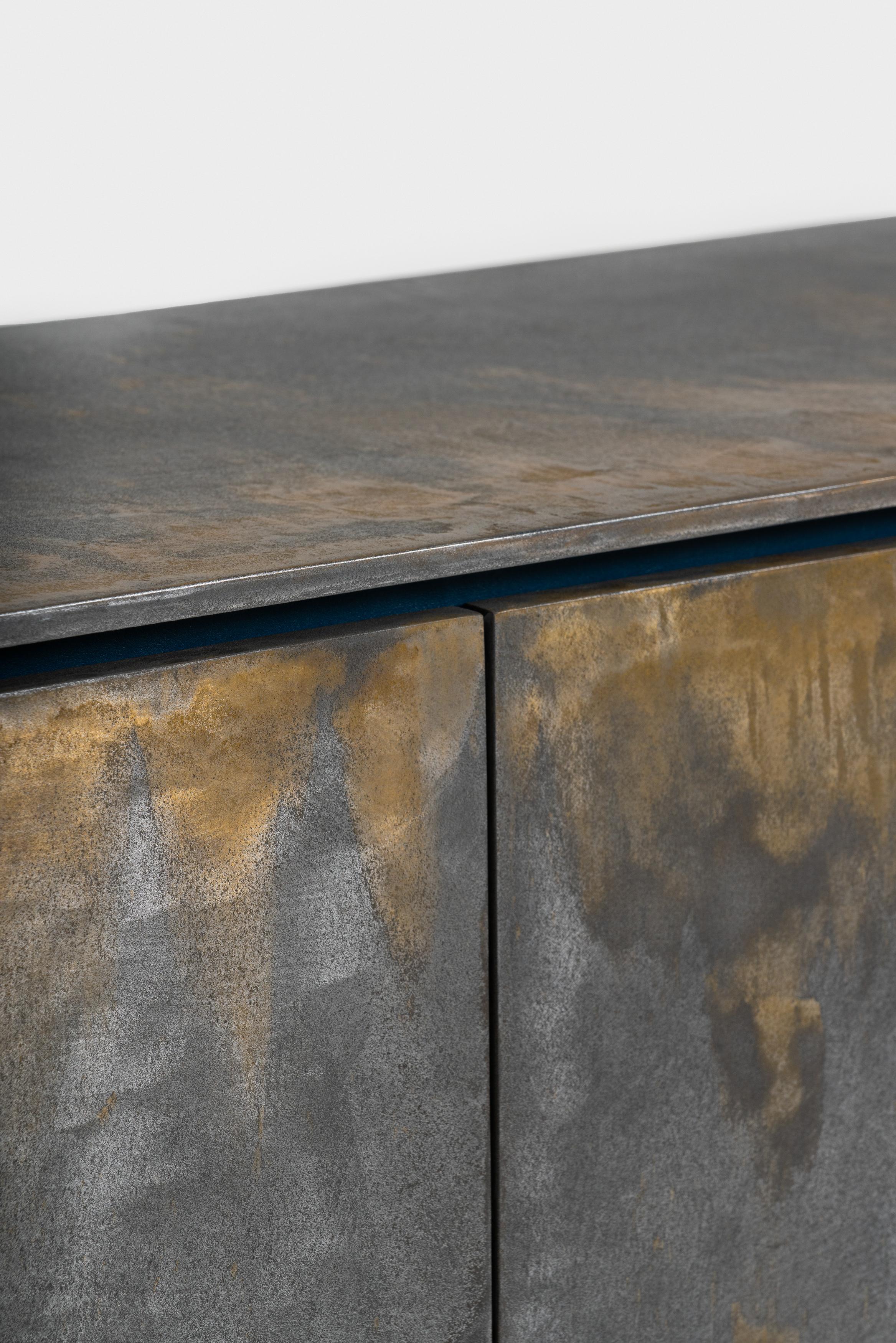 Commode Rhea en bois de peuplier et fer avec finition en laiton par Matteo Cibic Excellent état - En vente à Milano, Lombardia