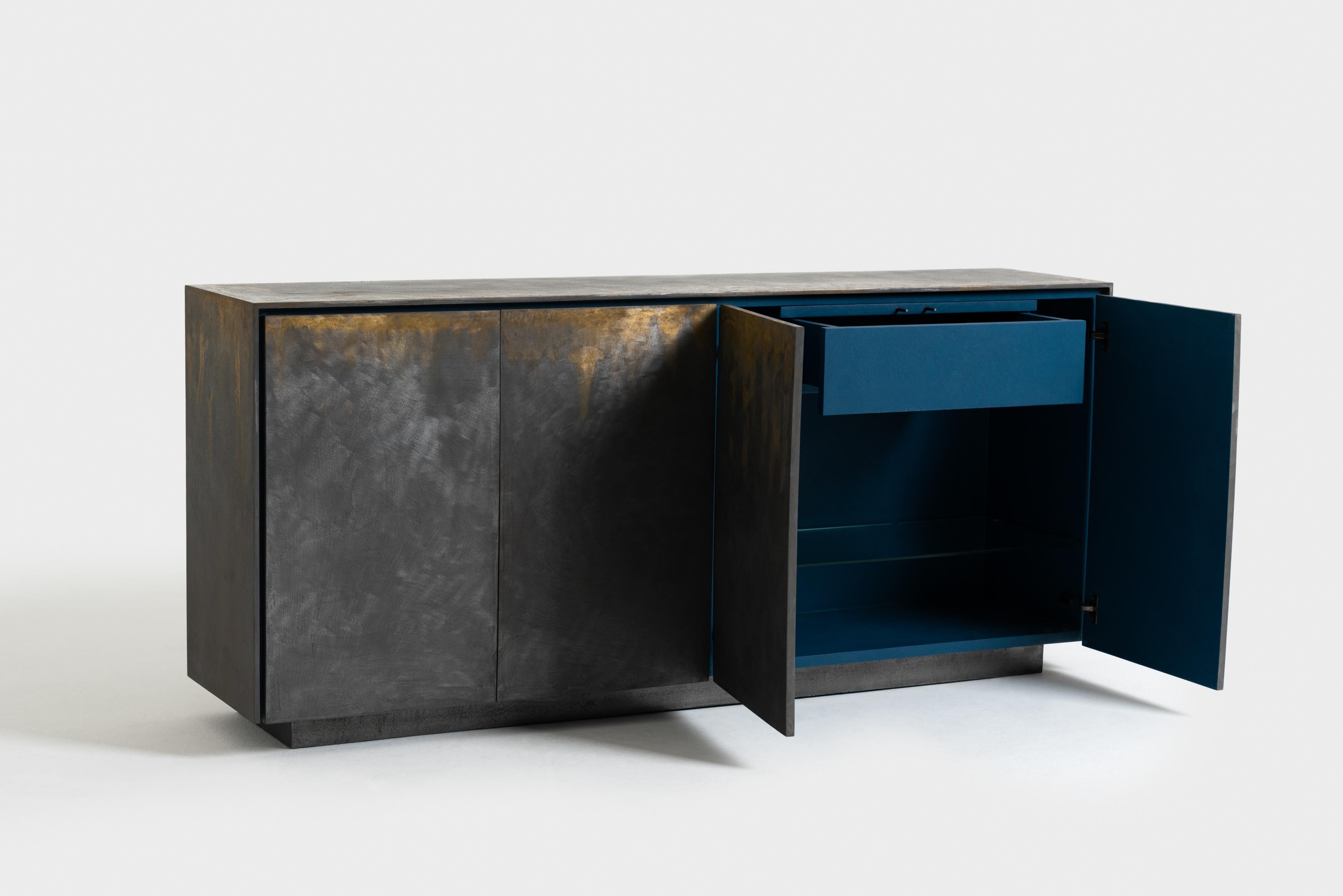 XXIe siècle et contemporain Commode Rhea en bois de peuplier et fer avec finition en laiton par Matteo Cibic en vente