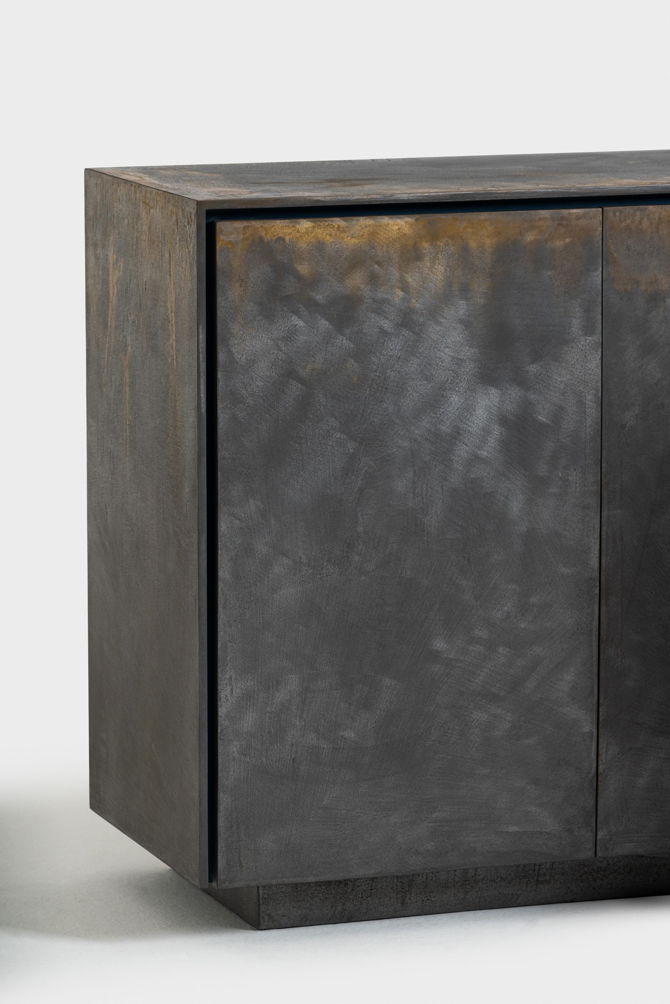 Laiton Commode Rhea en bois de peuplier et fer avec finition en laiton par Matteo Cibic en vente
