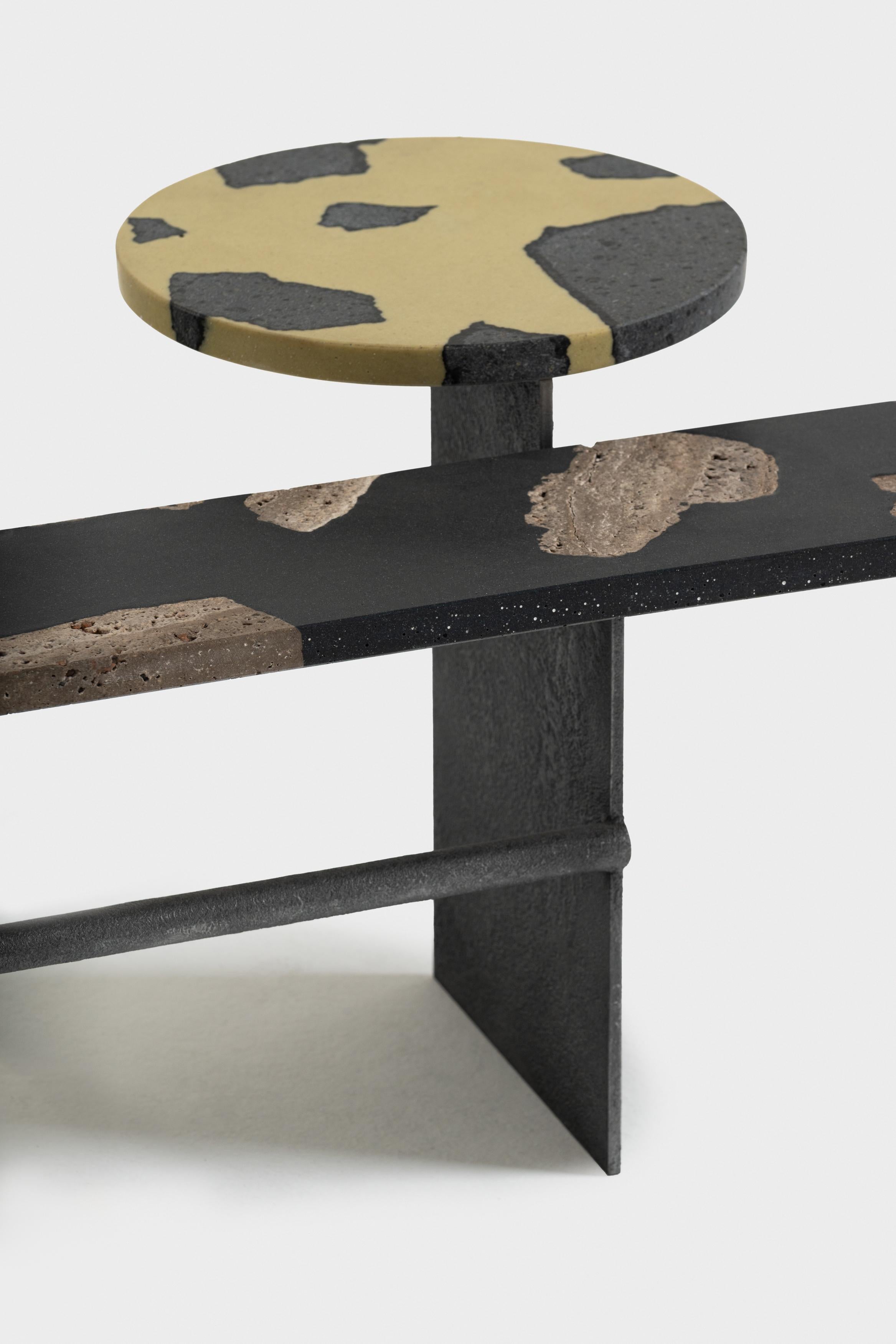 Gran disco central realizado con travertino romano y hormigón de cuarzo gris.
Barra central en travertino nogal y cuarzo negro de piedra de lava y mesitas en
Piedra de lava pómez del Etna fundida con un sistema de cuarzo amarillo de Vietri.

