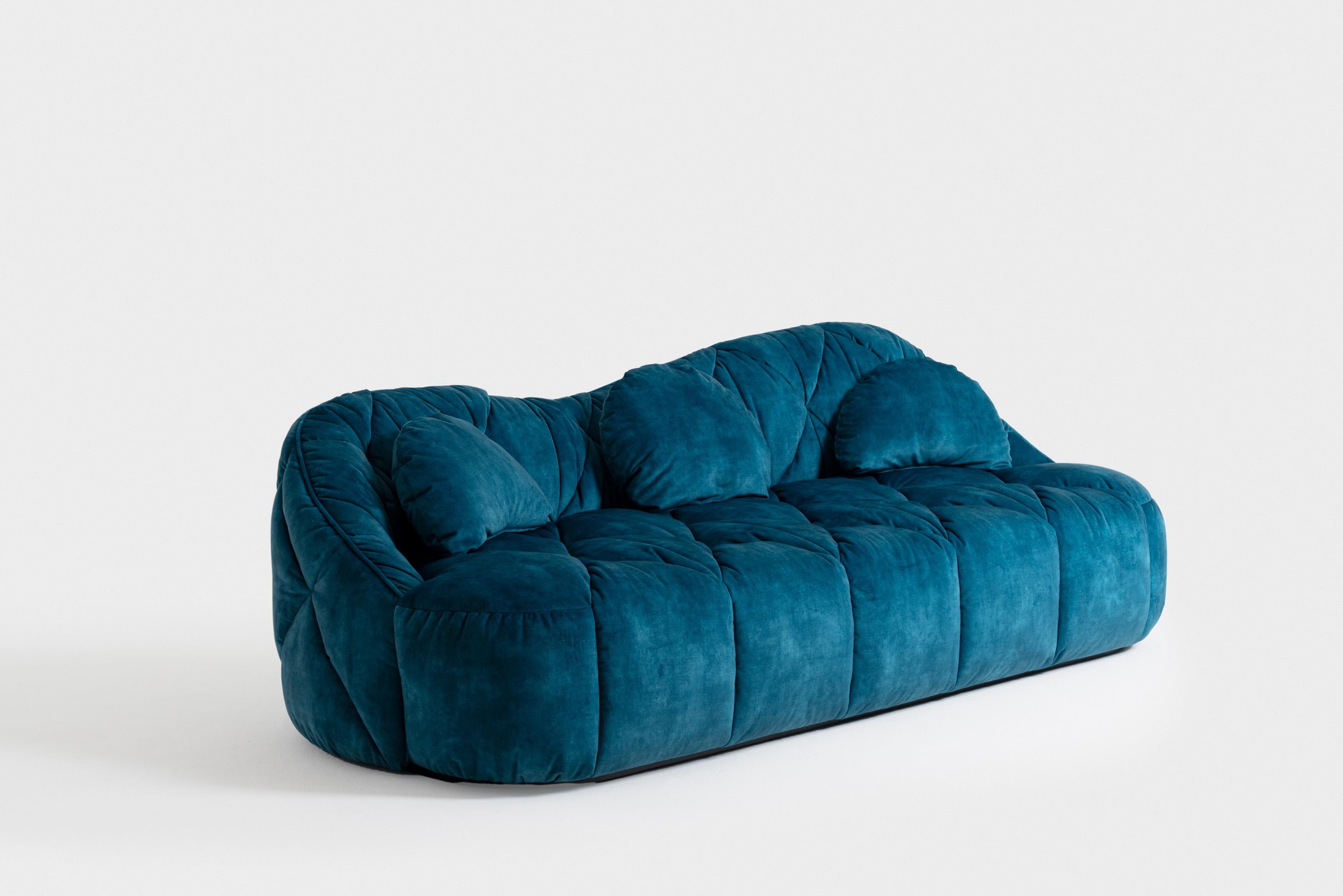 Sofá con armazón de madera dura, base de roble negro y tapicería de tela o piel. Presenta una forma que recuerda a una suave nube con mechones de diamantes, que la embellecen con una artesanía exquisita. 

Cormor formó parte de Falling Into Life,