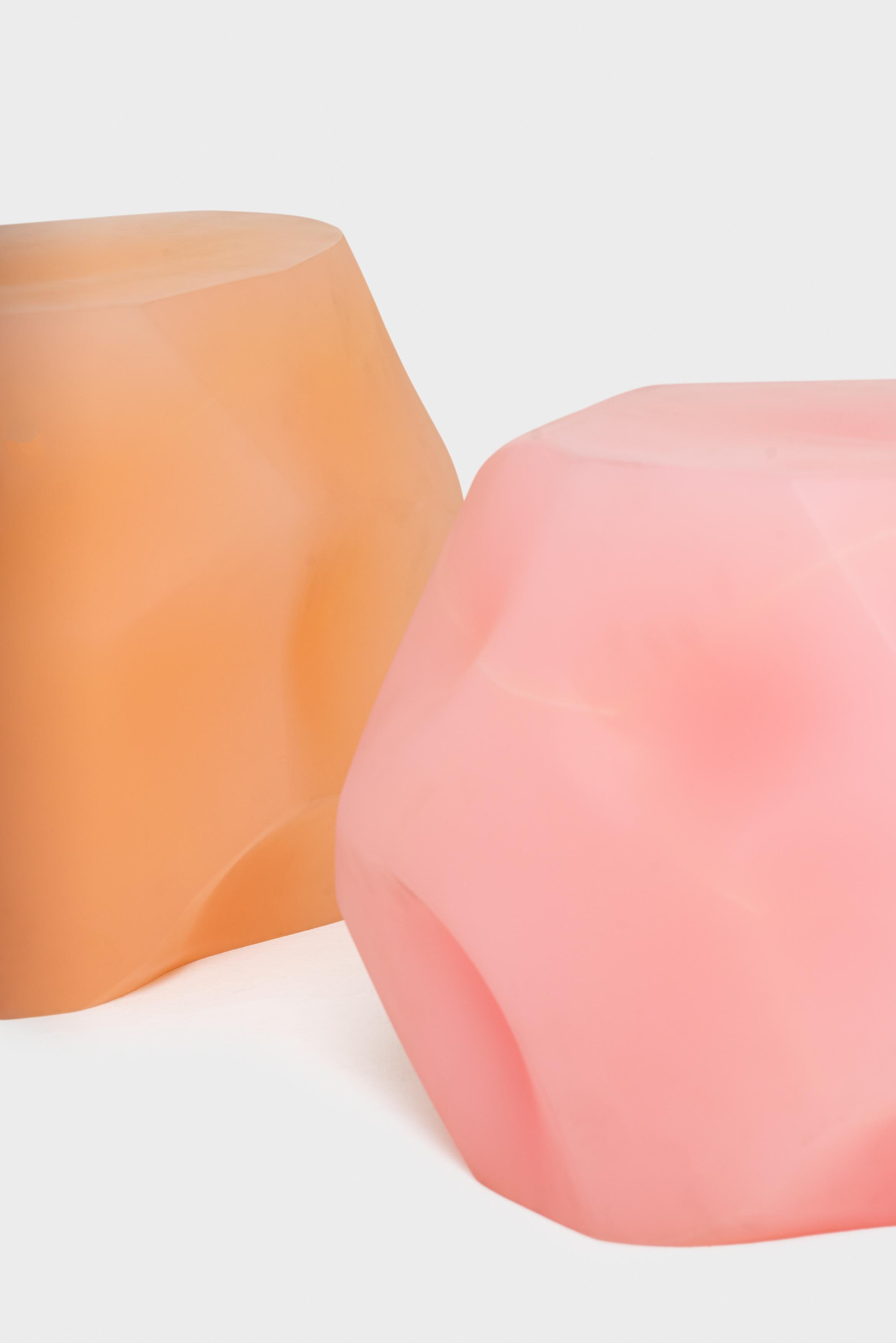Una formación natural, traducida en un momento artificial, sirve a la necesidad de descansar, colocarse encima o hacer una pausa en un entorno público o doméstico. En
permite el paso de la luz, creando un efecto brillante inspirado en la
formaciones