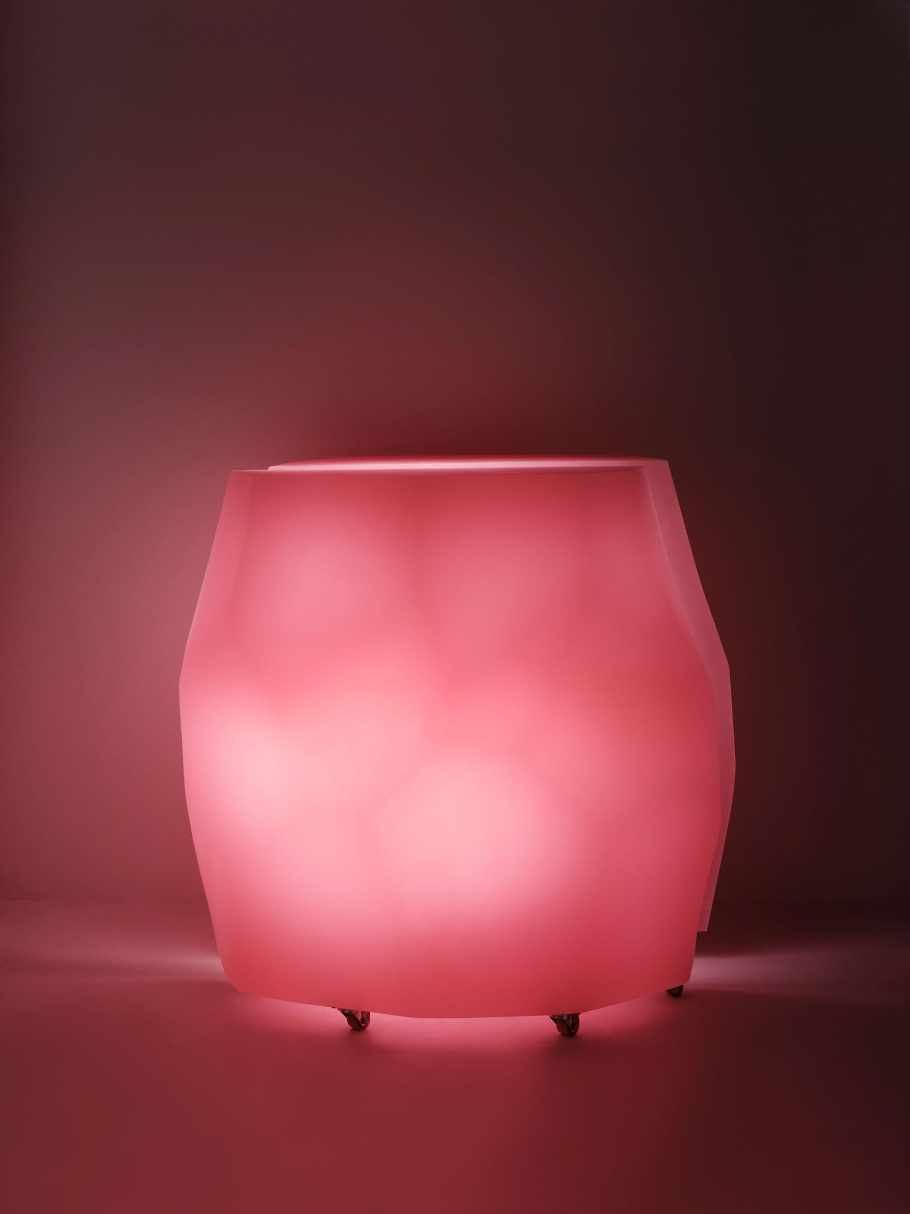 Der Heilige Berg entpuppt sich als rätselhafter Monolith, dessen facettierte rosafarbene Harzoberfläche an die raue Geometrie einer jenseitigen Felsformation erinnert. Auf den ersten Blick erscheint es als eine einzigartige, unbewegliche Masse -