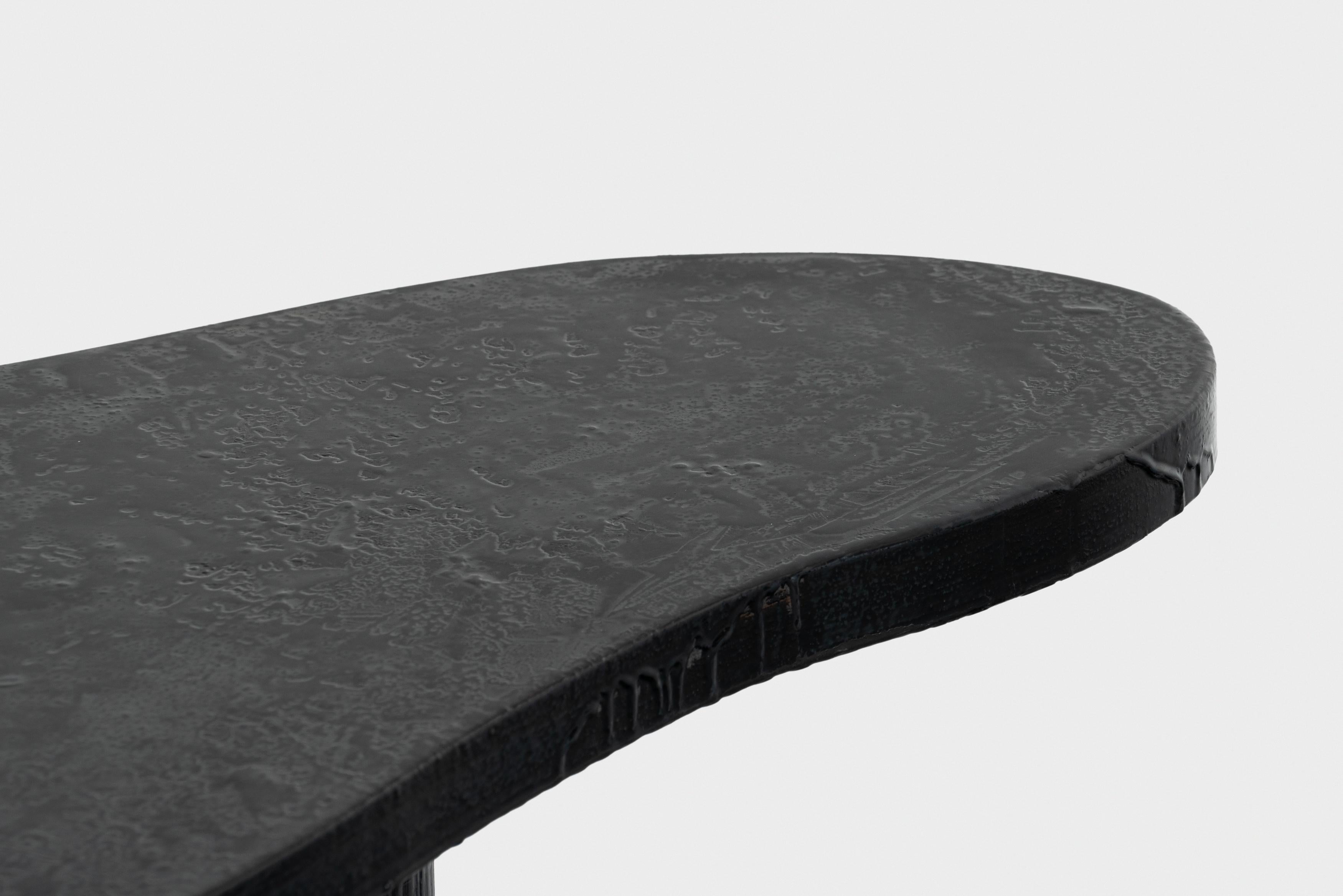 Chaque table basse fait partie de la Collection Tessella de ROU Materiaal et peut être composée en mosaïque avec d'autres tables sculptures de différentes tailles. Les stratifications de matériaux donnés et retirés à plusieurs reprises continuent