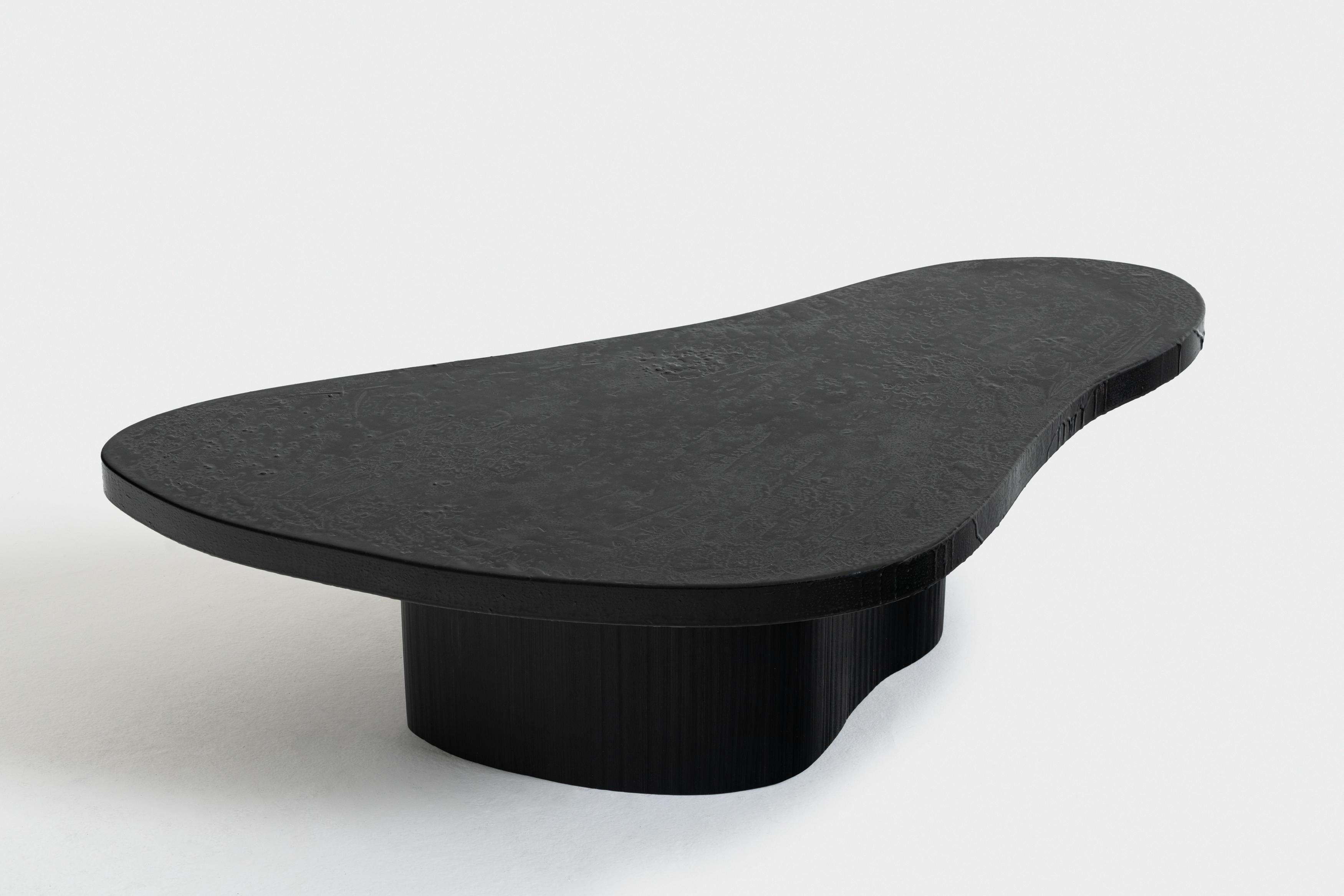 italien Table basse Tessella F en bois de sapin peint à la main et MDF par ROU Materiaal en vente