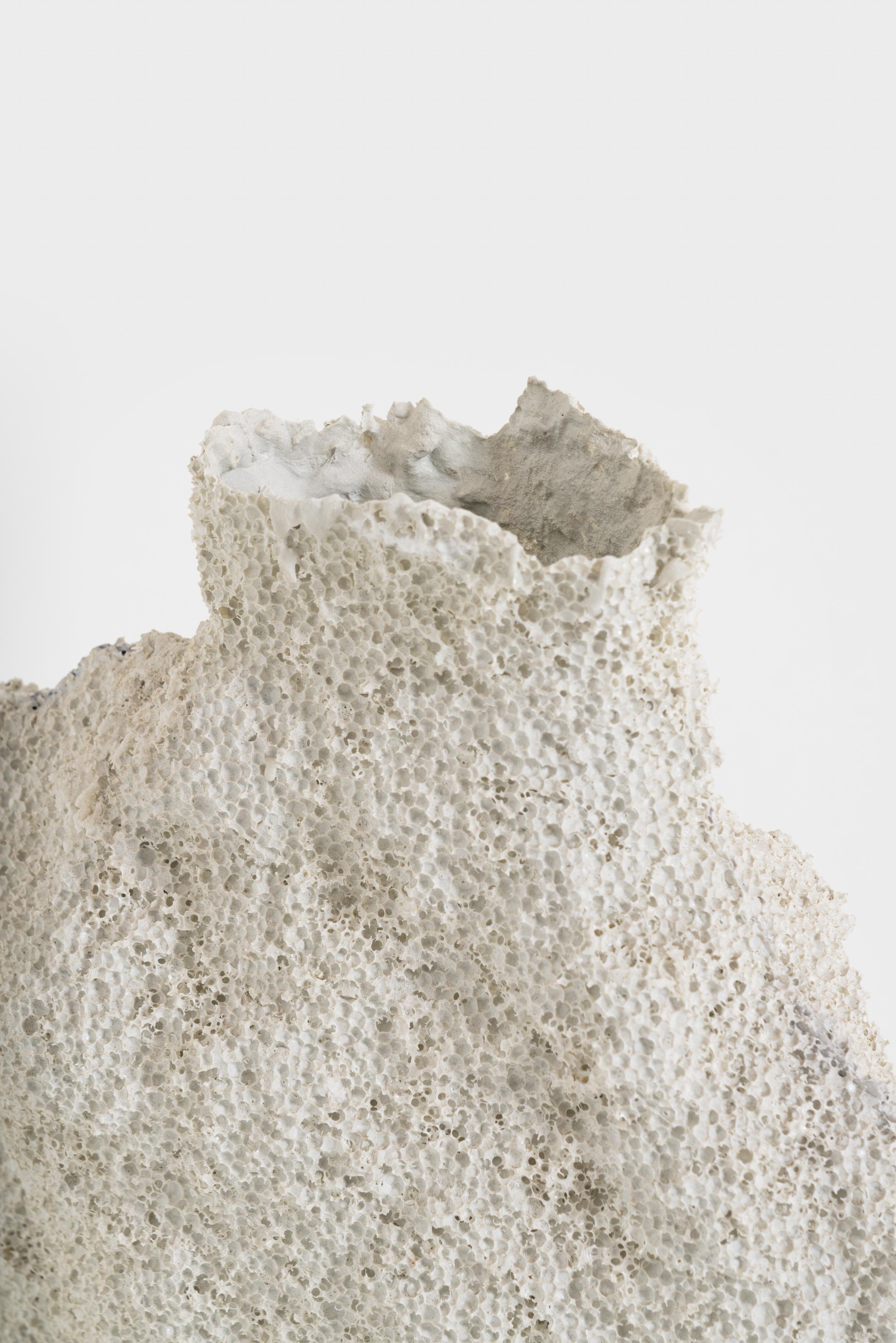 Peint Far Deep Void S2N1 vase fait main en béton pigmenté par Duccio Maria Gambi en vente