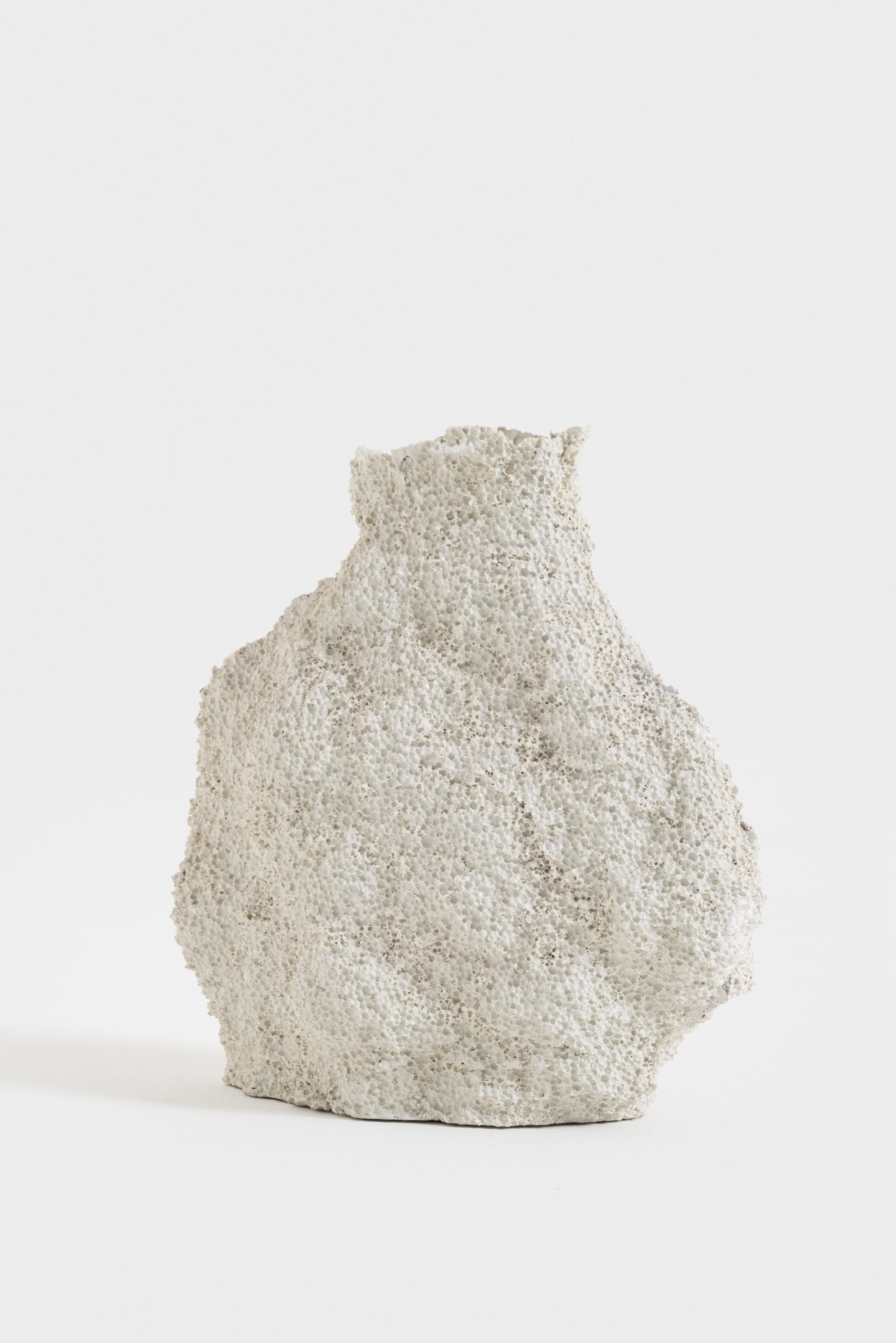 FDV est une collection de vases sculpturaux émergeant littéralement d'un bloc de polystyrène. Le bloc est d'abord fondu à l'intérieur à l'aide d'acétone pour obtenir un vide partiellement contrôlé, où l'écoulement d'une masse de béton laisse une