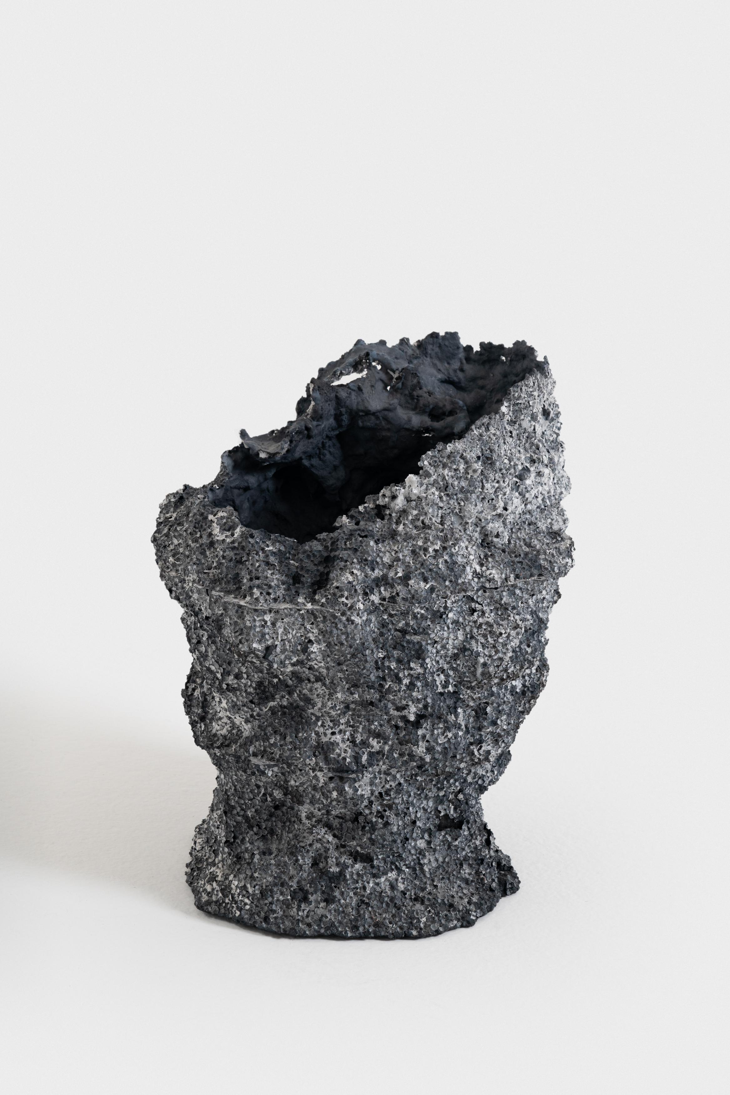 Far Deep Void S2N2 handmade vase in pigmented concrete by Duccio Maria Gambi In Excellent Condition For Sale In Milano, Lombardia