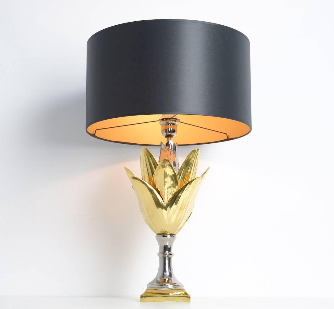 Cette impressionnante lampe de table est fabriquée en faïence avec une glaçure dorée et argentée.
Il s'agit d'une pièce spéciale fabriquée en Italie et marquée Porcellane San MarCo Italia.
Cette lampe est en parfait état avec un nouvel