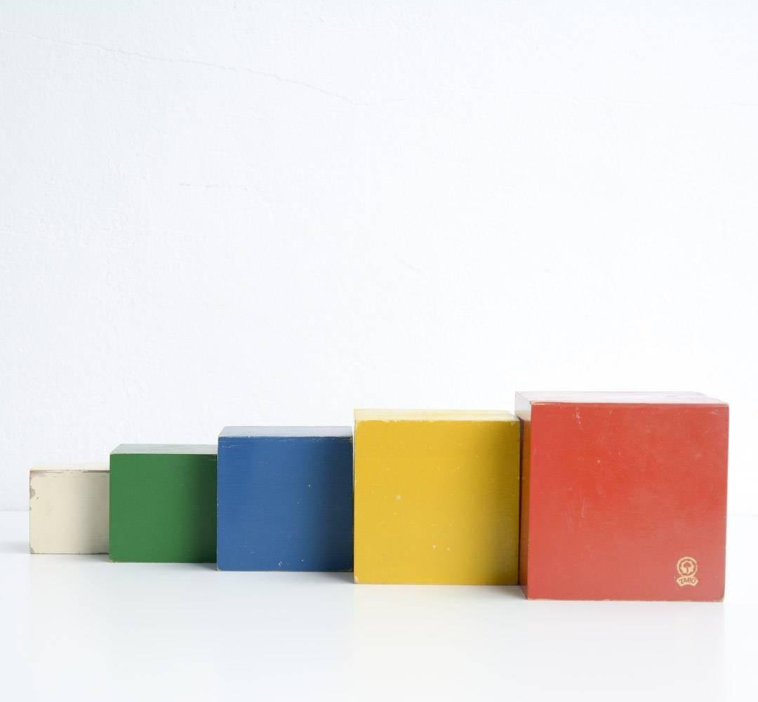 20ième siècle Ensemble coloré de cubes de jouets en bois en vente