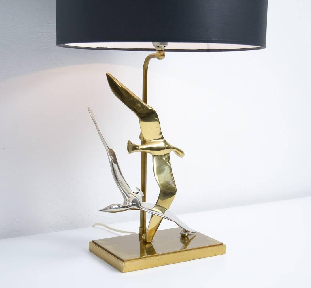 This 1970s table lamp with silver and gold colored birds is very decorative.
The flying birds will take you to distant horizons.
This table lamp is in very good condition with a new shade.
All our lamps are cleaned and checked, so ready for use.