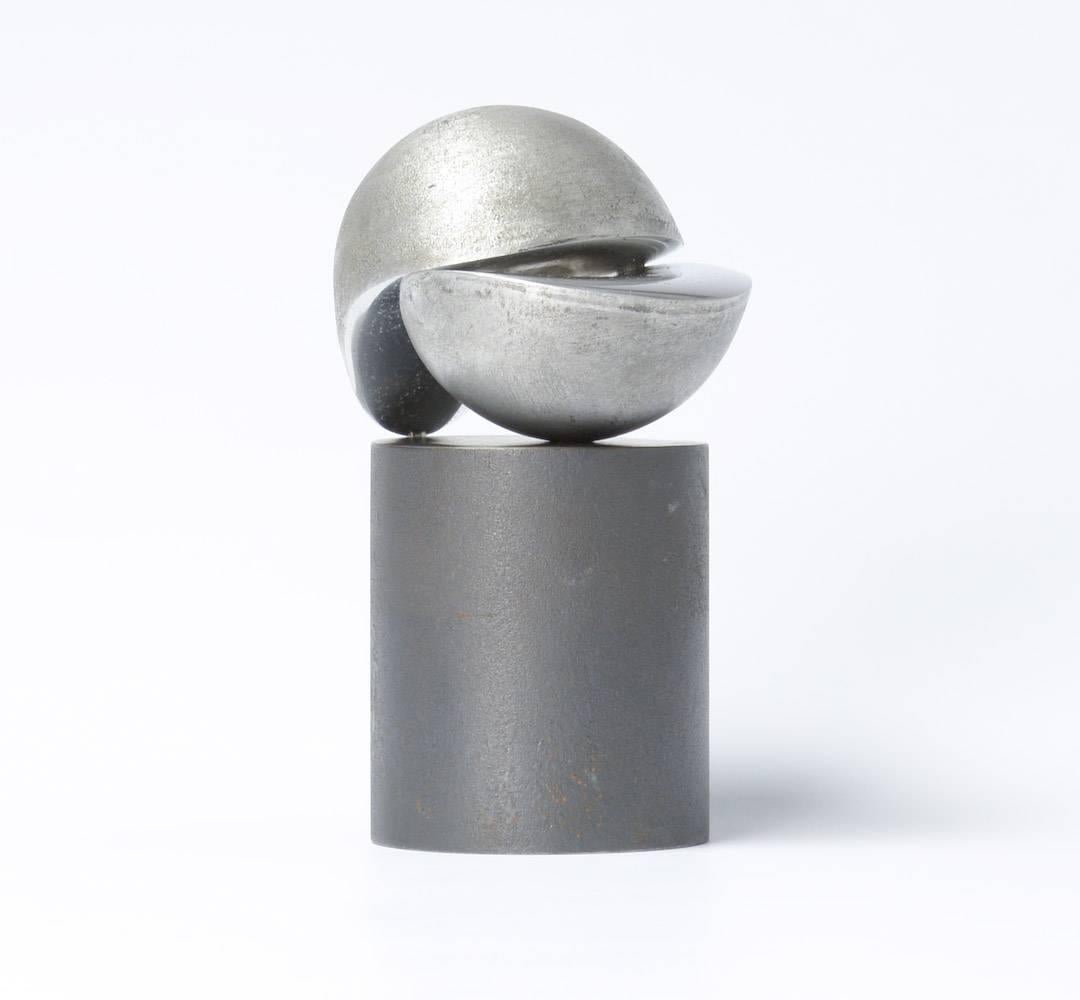 This abstract geometric sculpture was created by the German sculptor Ludwig Dinnendahl (1941-2014).
The dark cylindric base contrasts nice with the light polished aluminium spheres.
This sculpture is in perfect condition. It is marked inside.