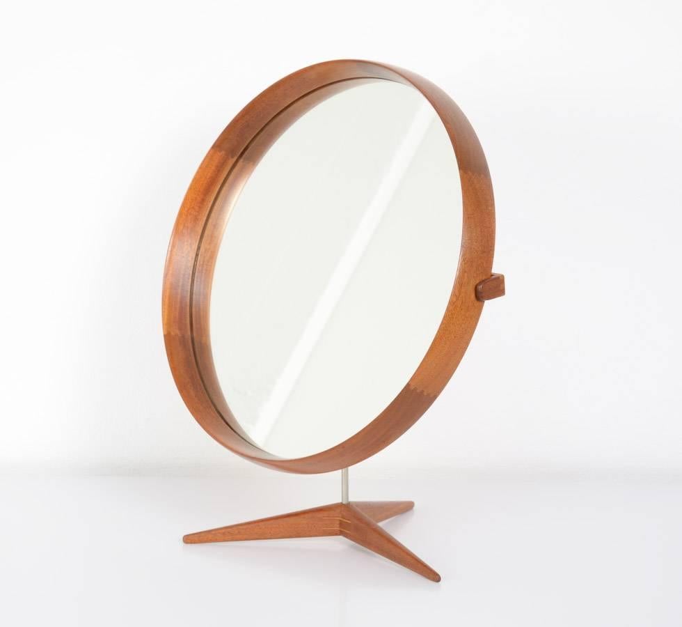 This Swedish table mirror is designed by Uno and Osten Kristiansson for Luxus in the 1960s. This solid teak mirror is very nice detailled and well crafted with nice dovetail connections in the rim and tripod base.
This mirror is in very good