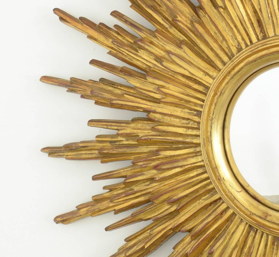 This large sunburst mirror is made of gilt resin.
The mirror with a diameter of 20 cm is still in perfect condition.
This old sunburst mirror is a nice piece in very good original condition.