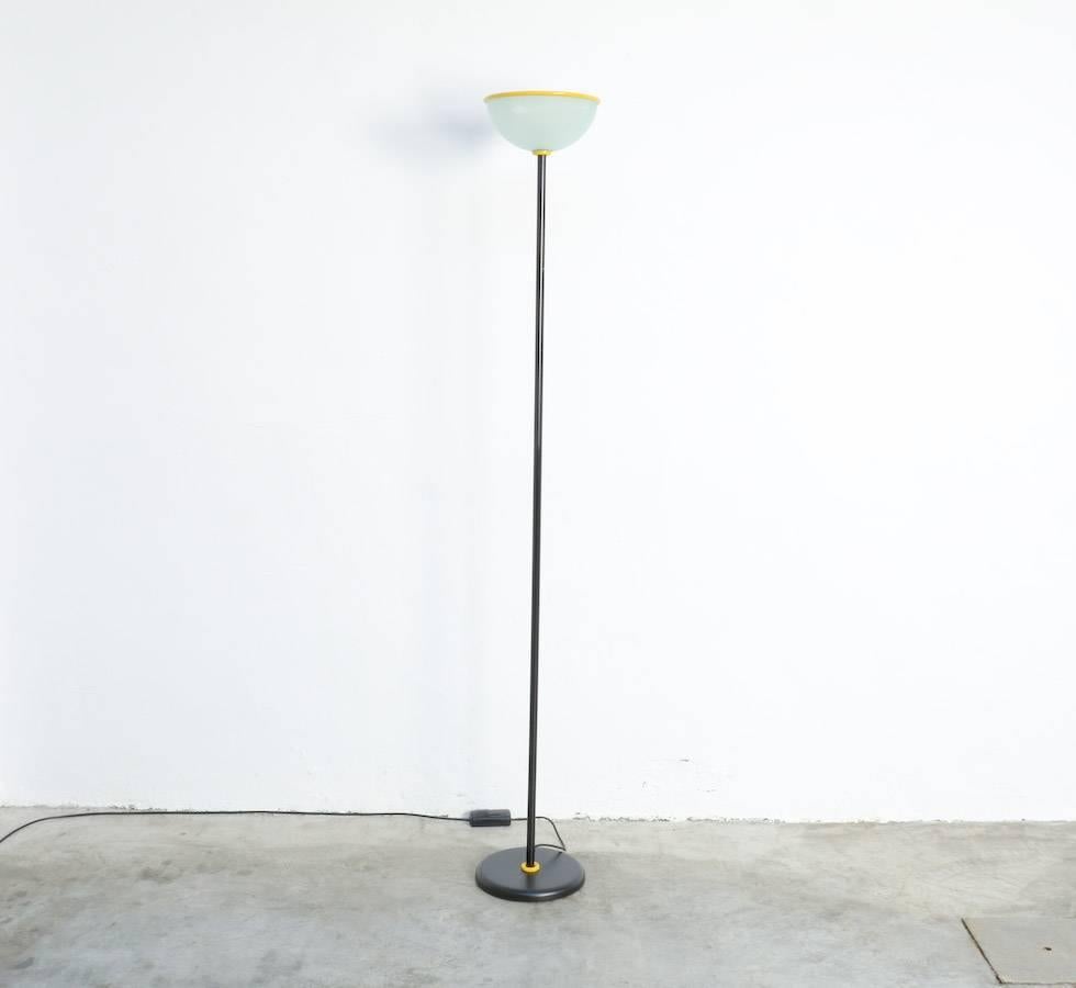 This uplight floor lamp is a nice piece of postmodern design of the 1980s.
This lamp is not marked but considering the used materials and colours, it is an Italian production in the manner or Fontana Arte, Arteluce, Vistosi, …
The foot and stem is