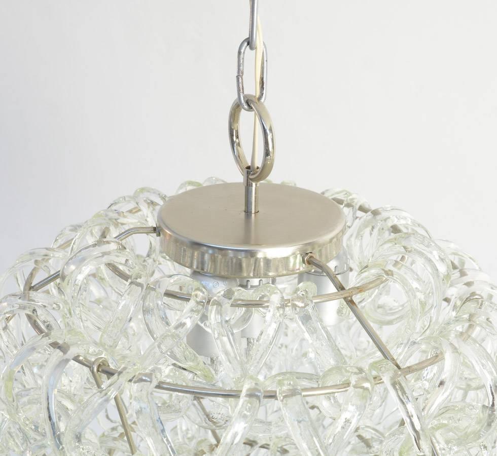 This magnificent chandelier was made in Italy in the 1960s.
It is a modern interpretation of the Venetian chandelier.
This decorative lighting system is based on a single element: the handmade crystal Murano glass link. You can arrange this glass