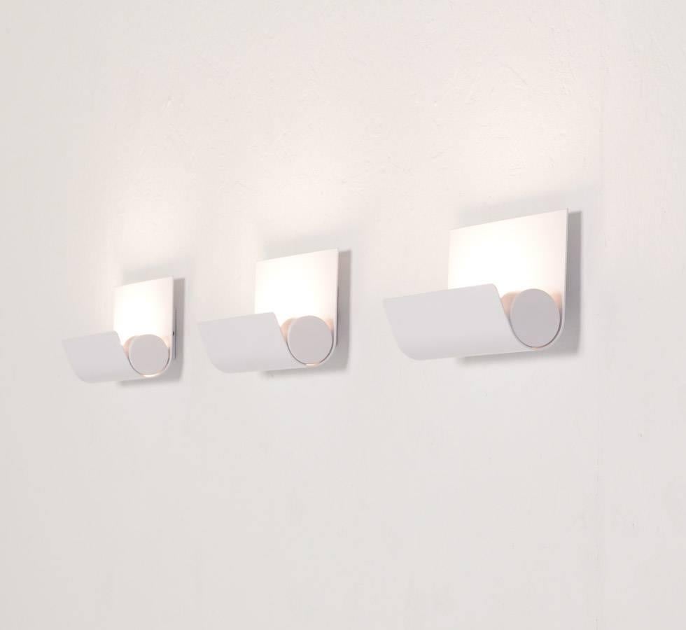 Cette applique minimale GE 50 a été conçue par l'architecte et designer belge Christophe Gevers pour Light, vers 1975.
Les lampes sont en métal laqué blanc et toutes dans le même parfait état vintage.
Deux d'entre eux sont encore neufs et dans