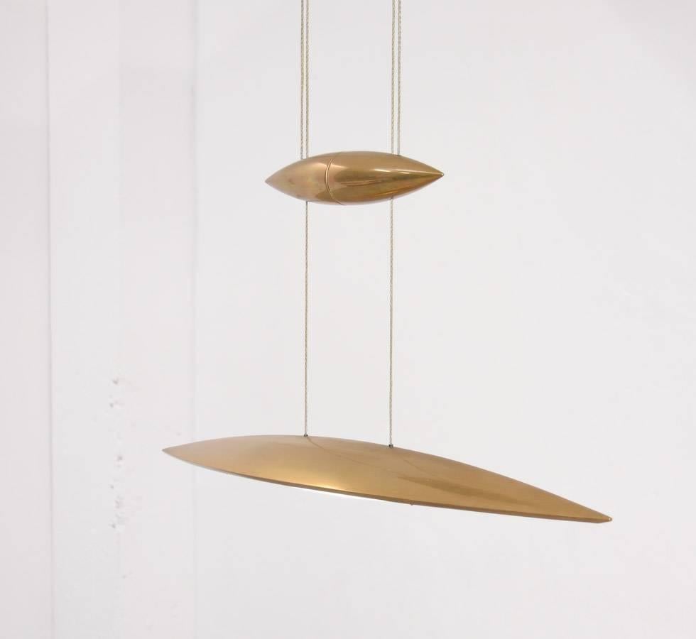 Diese elegante Tai Lang 80 Pendelleuchte wurde von Tobias Grau entworfen. Der Schirm und das Gegengewicht sind aus hochwertigem:: massivem Rohmessing gefertigt. Die Pendelleuchte ist höhenverstellbar. Das weiche Licht dieser Halogenleuchte wird