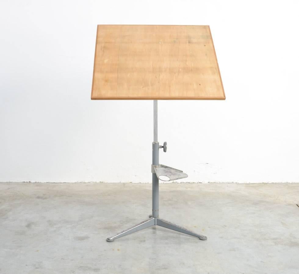 This drafting table Reiger – Heron was designed by Friso Kramer for Ahrend de Cirkel in 1963. This drafting table is fantastic and with only two buttons it can be changed in a lot of different positions and heights. This rare table is complete