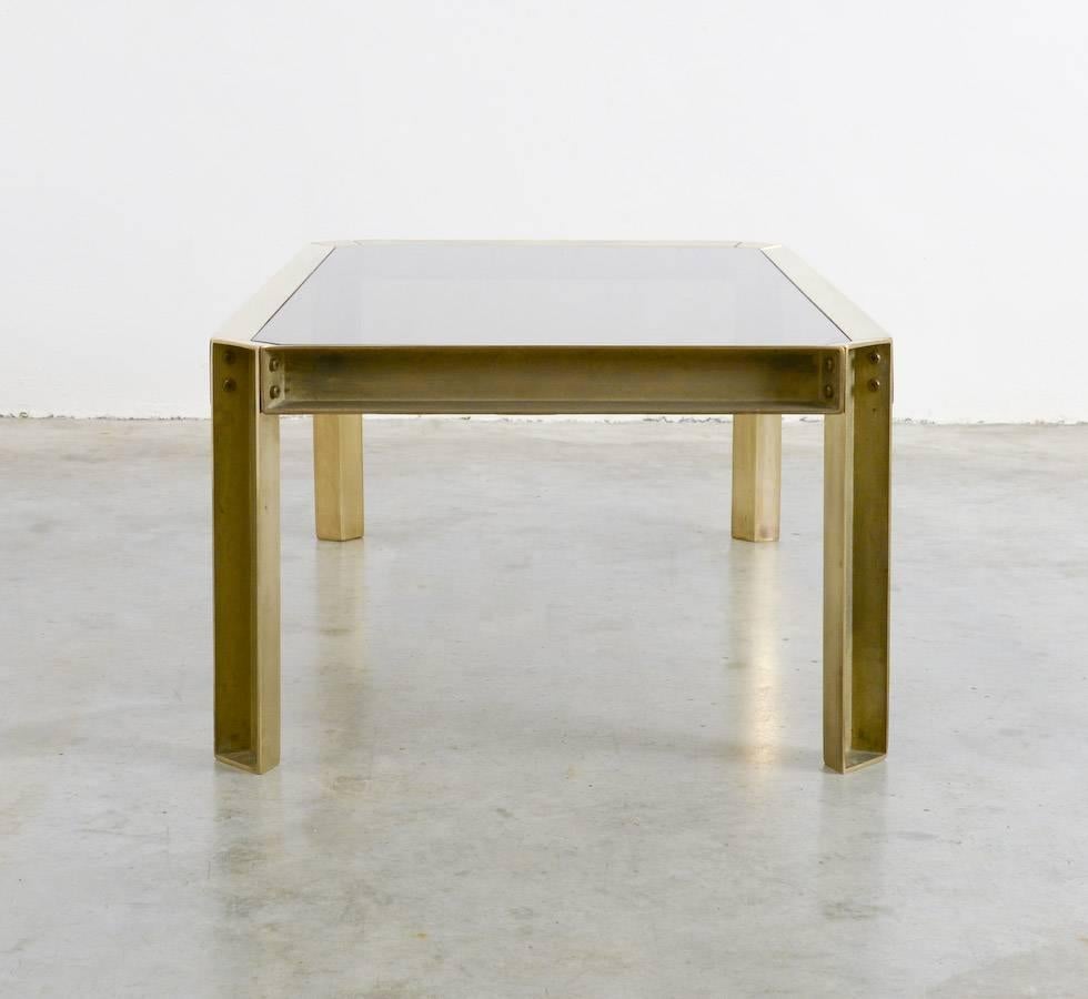 Moderne Table basse en laiton massif des années 1970 en vente