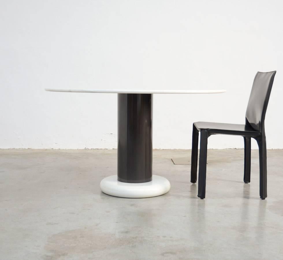 This very rare dining table Lotorosso is designed by Ettore Sottsass for Poltronova in Italy in 1965.
The round top and the thick round foot are made of high quality Carrara marble. The cylindrical base is made of black lacquered metal.
This model