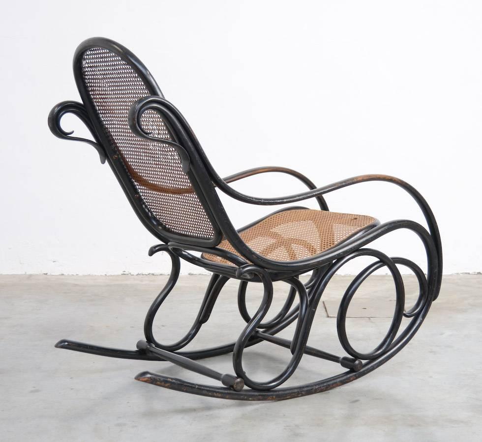 This old original rocking chair, Nr. 6, was designed by Michael Thonet for Gebruder Thonet, circa 1860.
This rocking chair in black lacquered bent wood has some very special bent curls, so it is different from the standard models.
The chair is