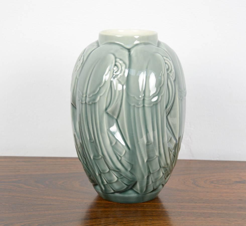Ce vase monochrome de Charles Catteau pour Boch Frères La Louvière est fabriqué en 1931.
La décoration en relief avec des perroquets stylisés est rare. Il a été exécuté en différentes couleurs.
Ce vase est en très bon état et marqué sur le