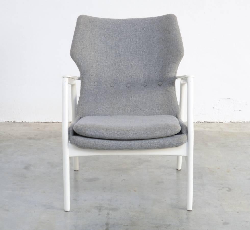 This easy chair is designed by Aksel Bender Madsen & Schubell for Bovenkamp, Holland in 1960. Aksel Bender Madsen brought Danish influences and craftsmanship in the Bovenkamp company, proven by this easy chair.
It is a very comfortable easy chair.